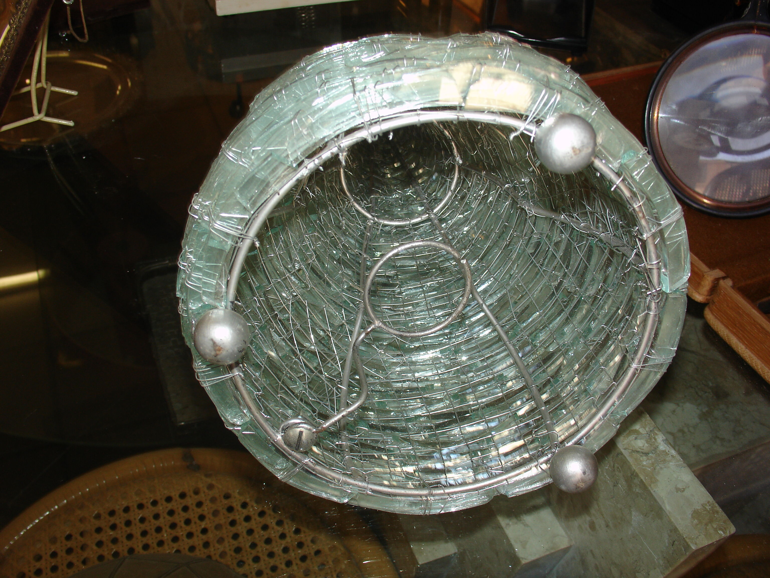 Lampe en morceaux de verre assemblés sur chassis en métal