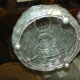 Lampe en morceaux de verre assemblés sur chassis en métal