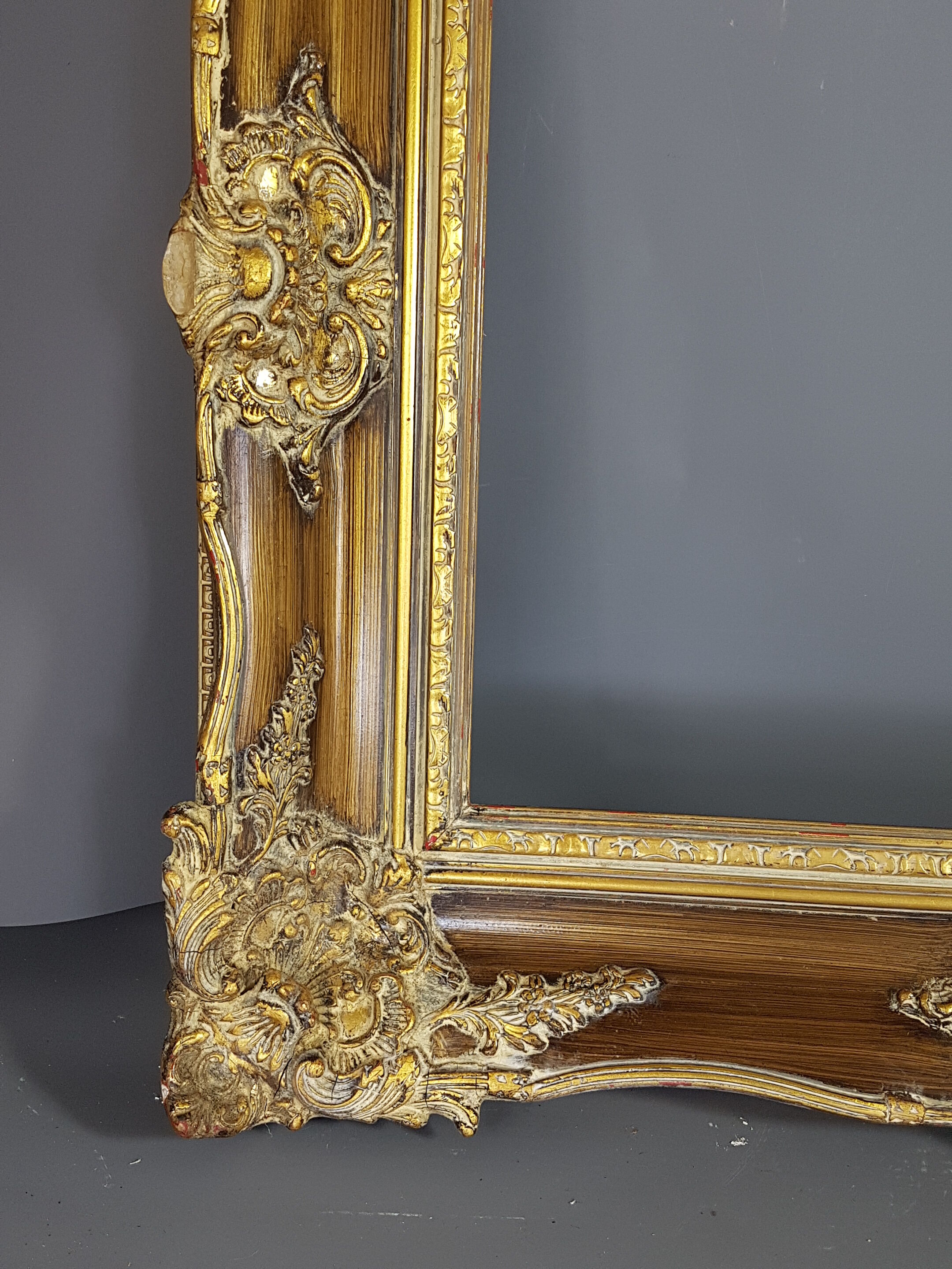 Large frame Louis XV style wood and gilded stucco patinated 78x69 cm, leaf: 55.5x46.5 cm