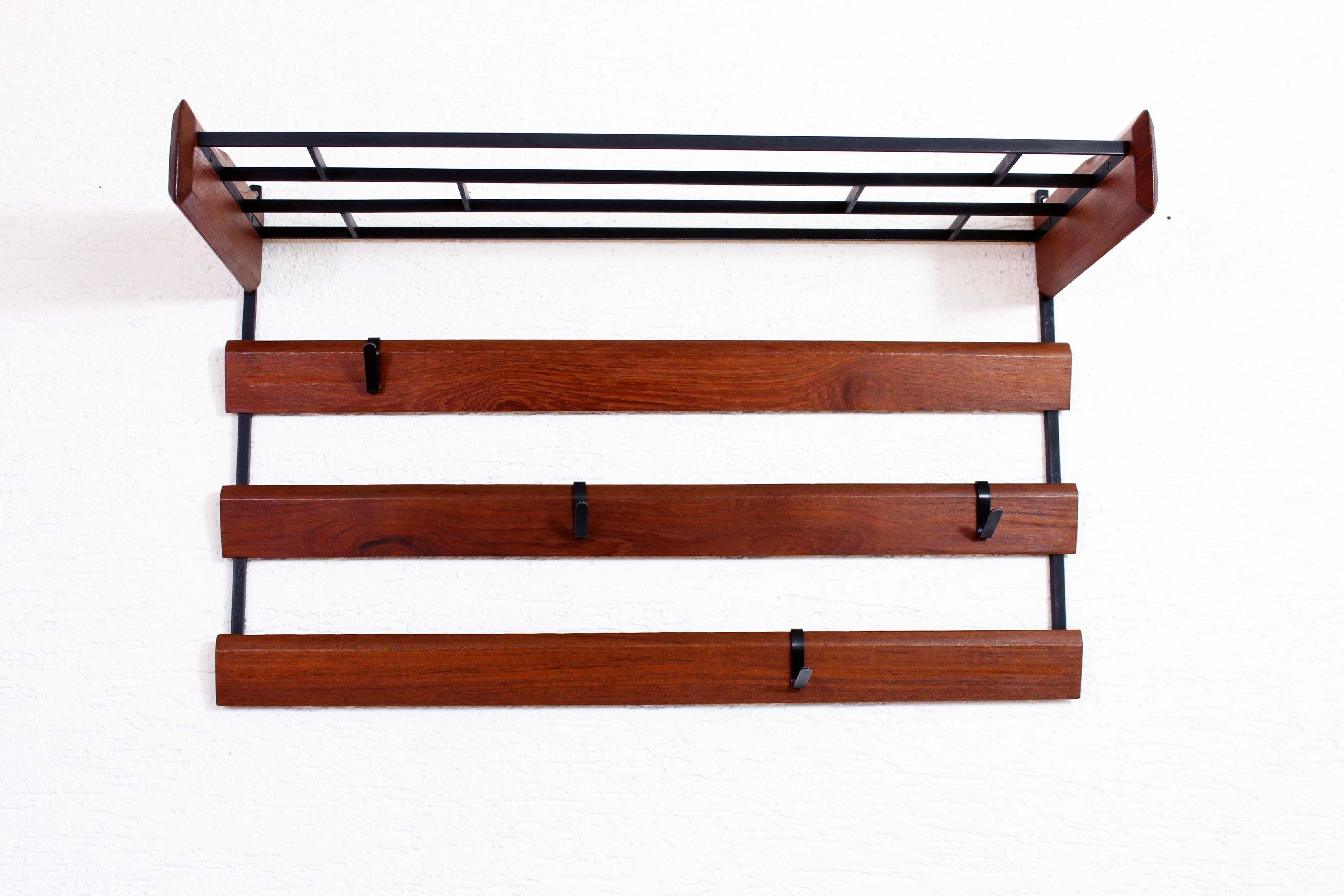 Superb jacket with a removable hooks door