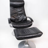 Fauteuil avec tabouret recouvert de cuir noir de design danois, années 1970