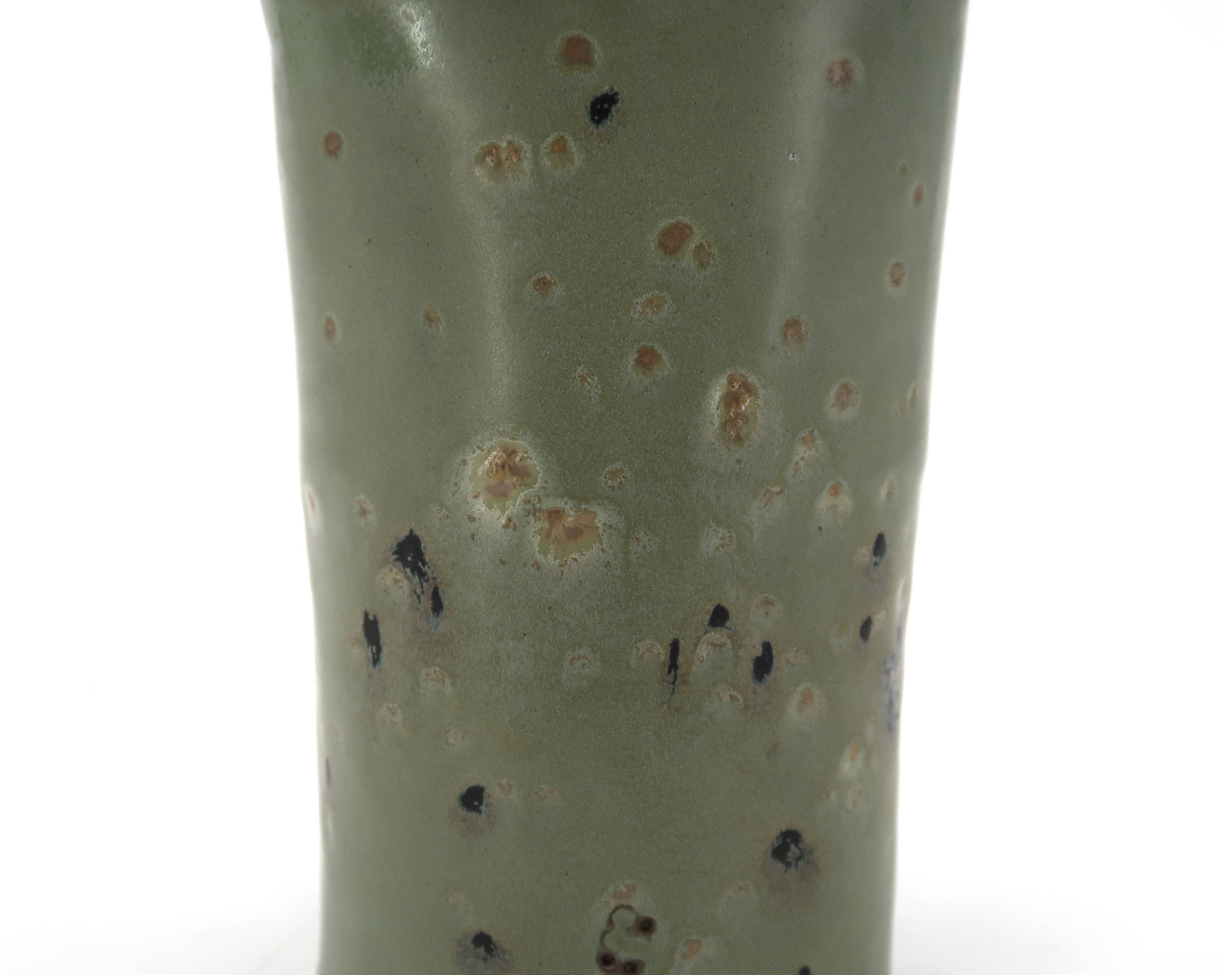 Organic sculptural accent lamp in green ceramic