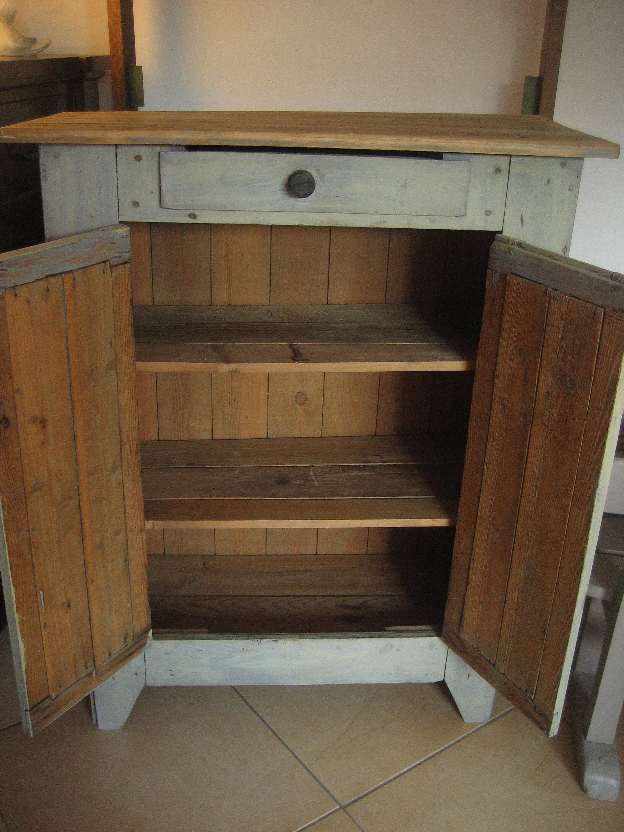 Buffet ancien patiné