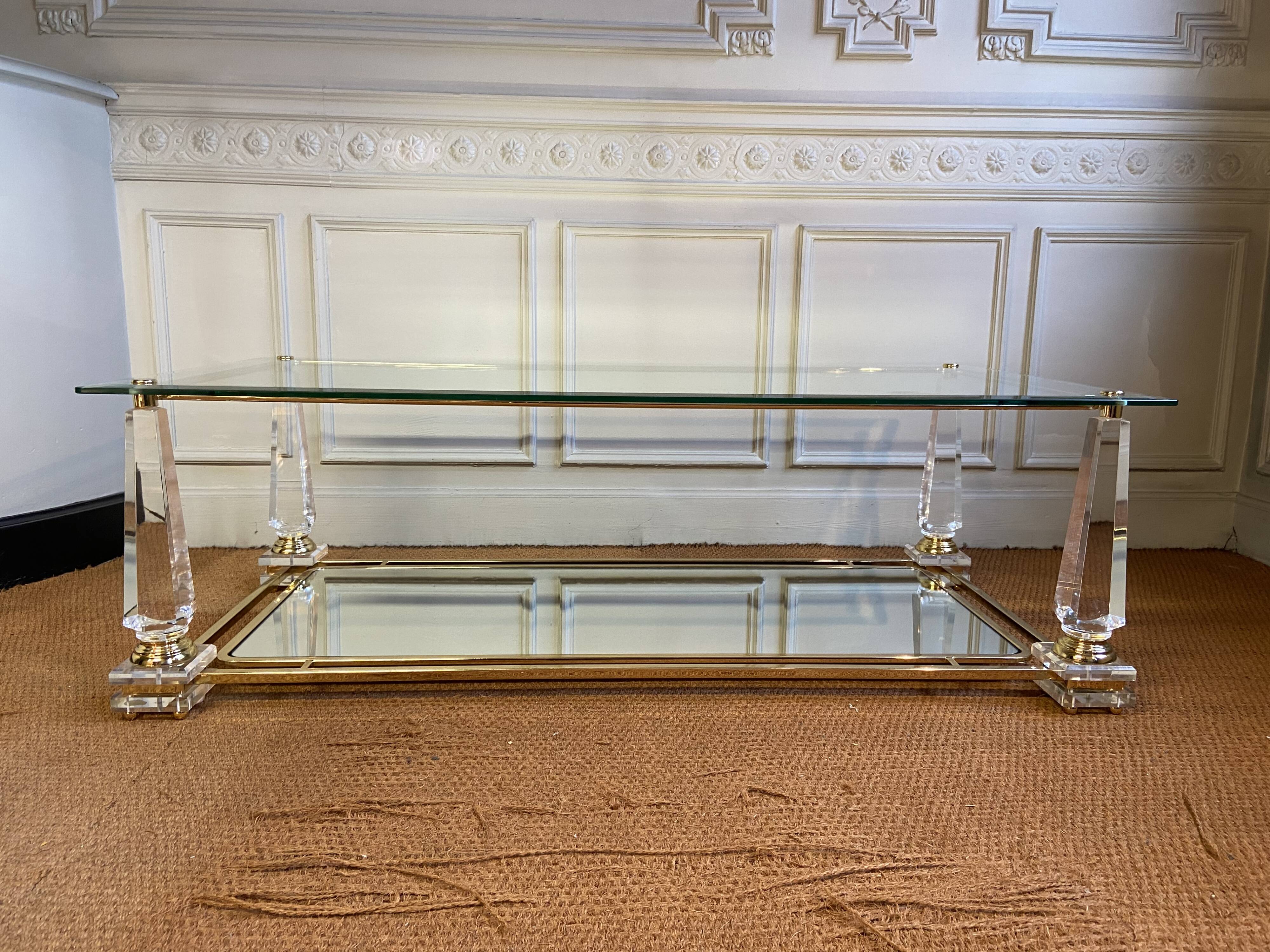 Table basse Charles Hollis Jones obélisques en plexiglass et métal doré