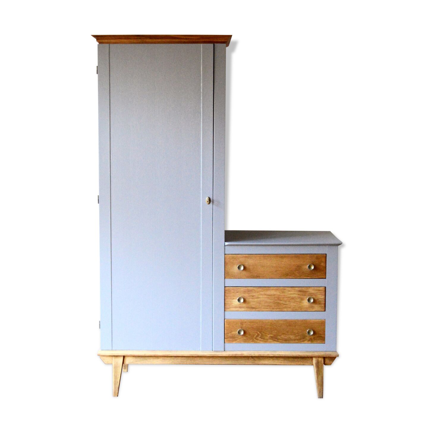 Asymmetrical cabinet