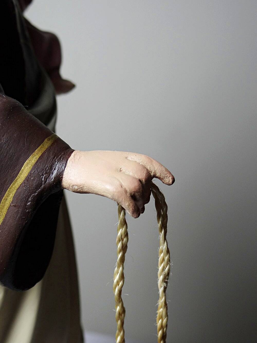 Statuette stuc ND du Mont Carmel, ateliers Olot, yeux en verre, 1920-1930