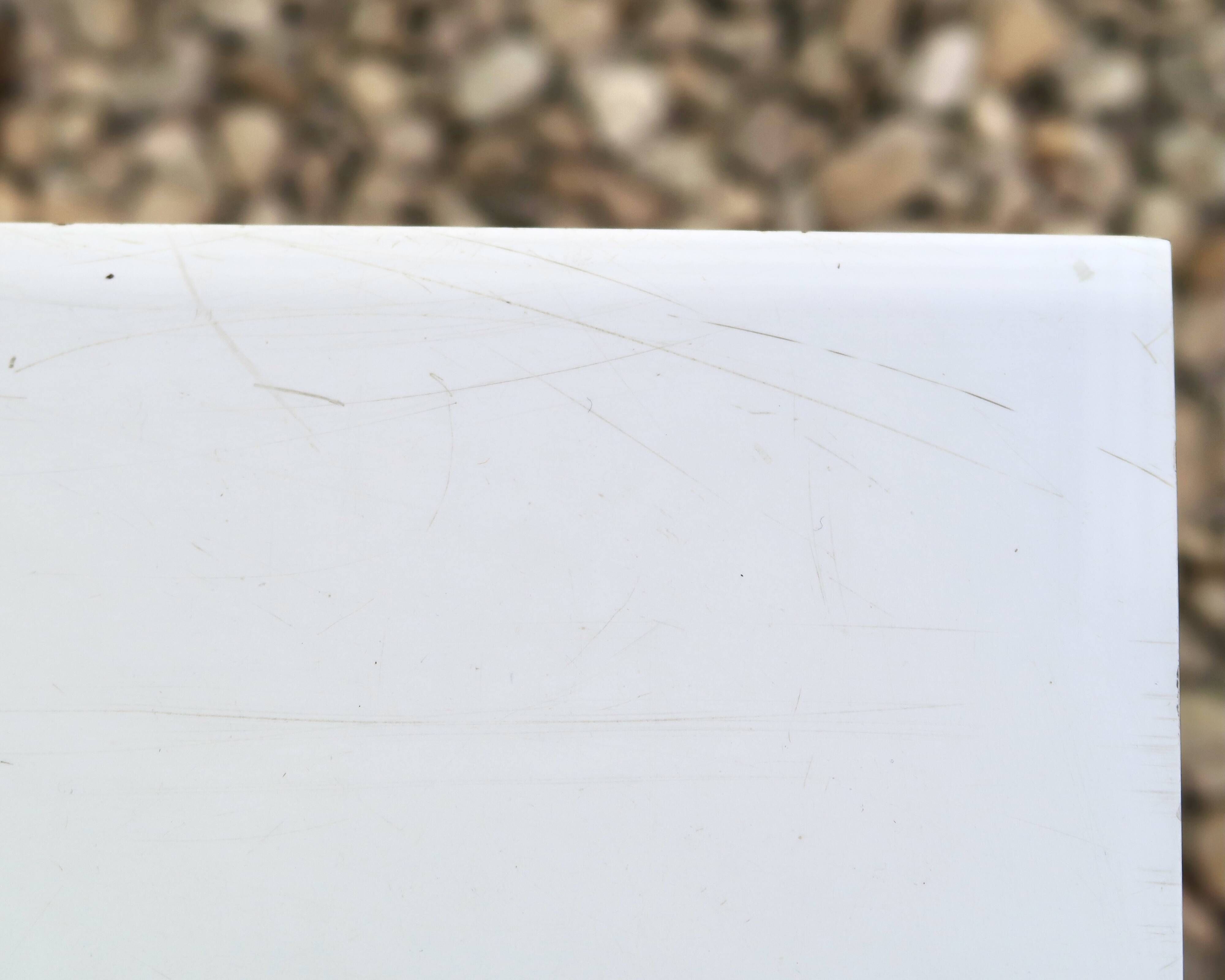 Table basse volante blanche de Pierre Guariche pour Steiner, années 50