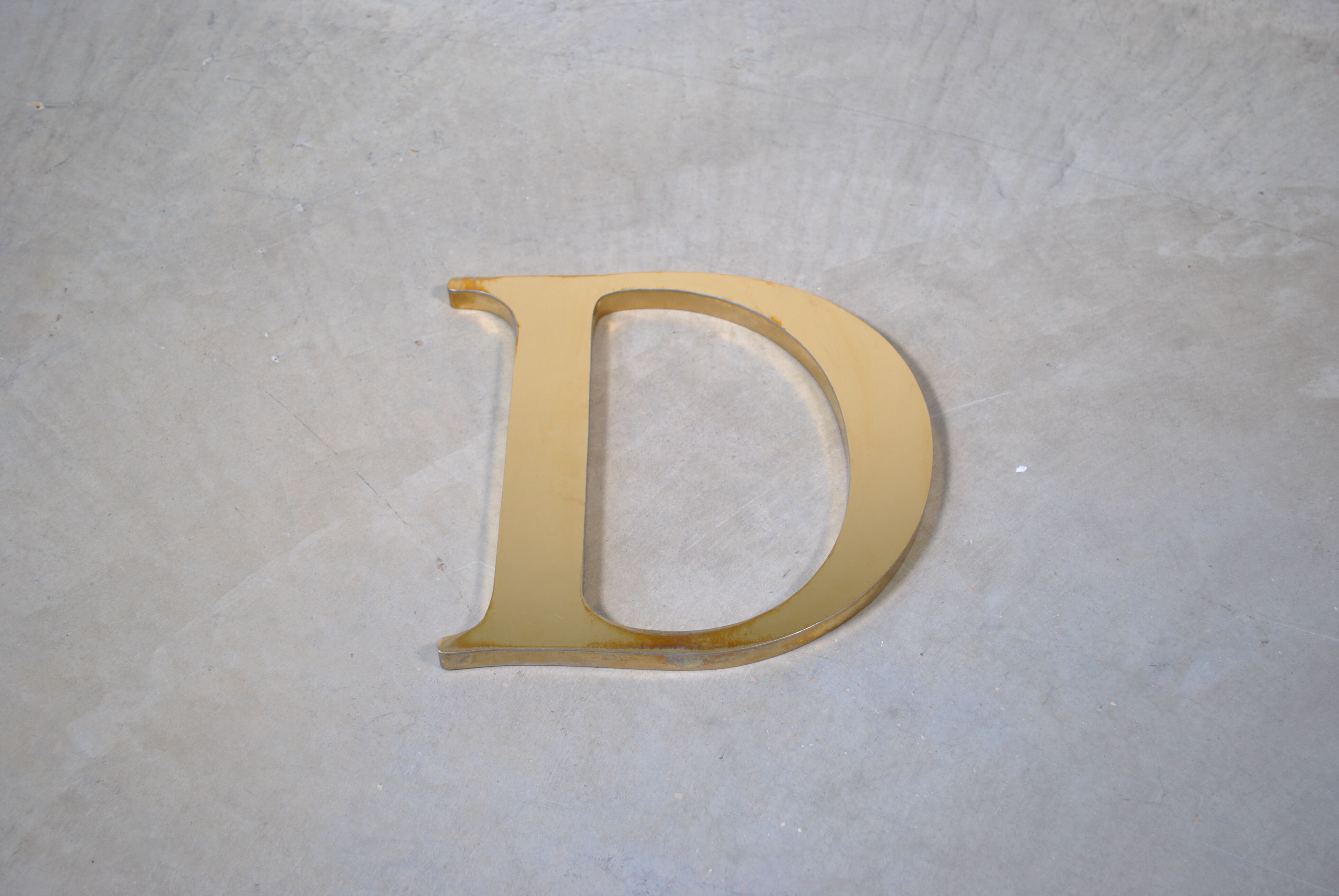 Letter sign in gold metal "D" 1980