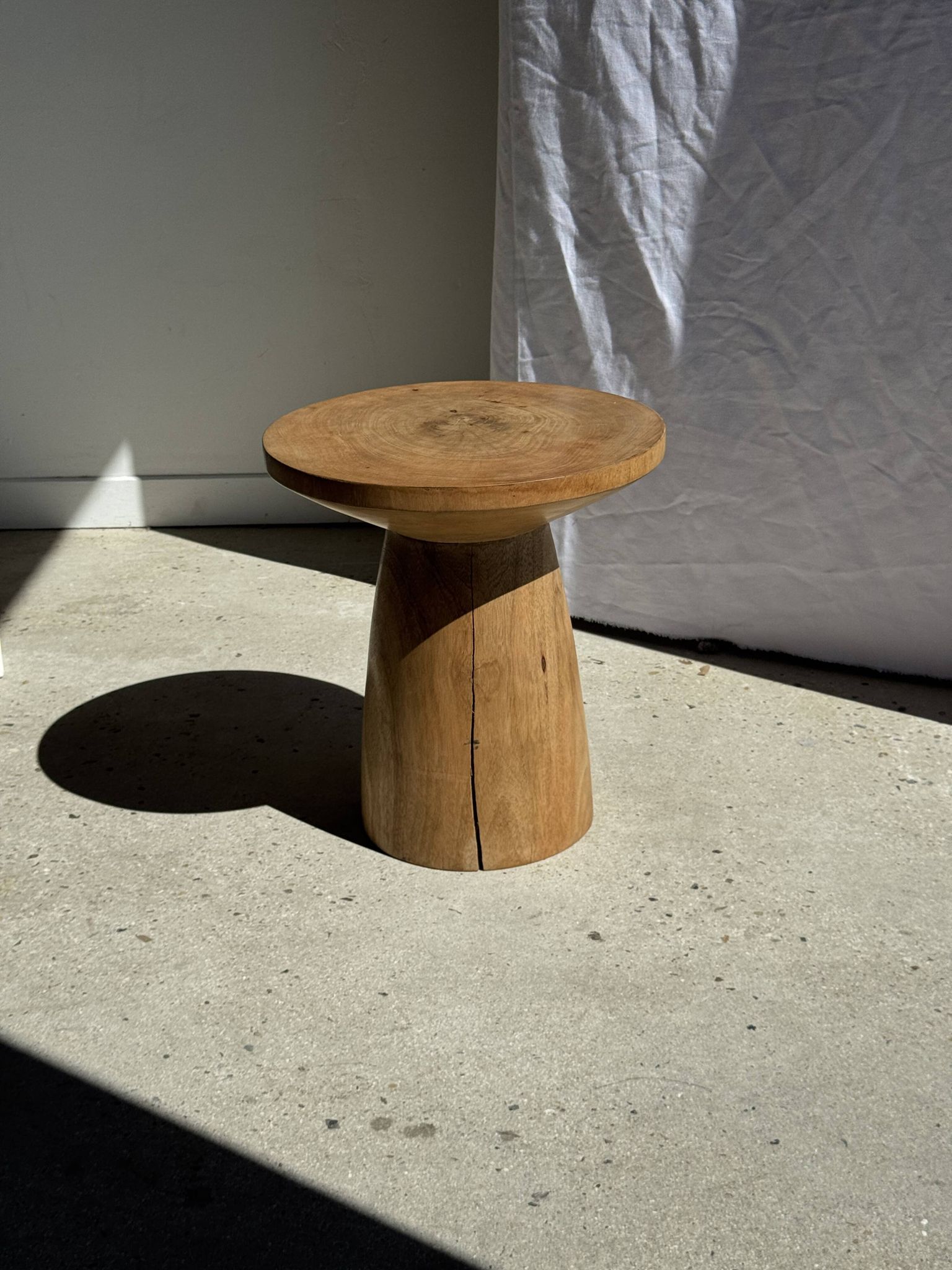 Table d'appoint en manguier massif naturel (monoxyle) piètement conique min