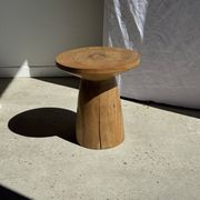 Table d'appoint en manguier massif naturel (monoxyle) piètement conique min