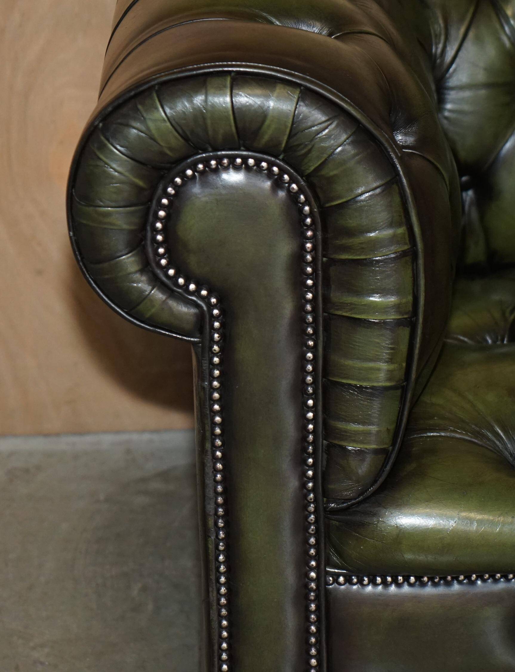 Chesterfield sofa in renovated leather, Regency style from the 1950s.