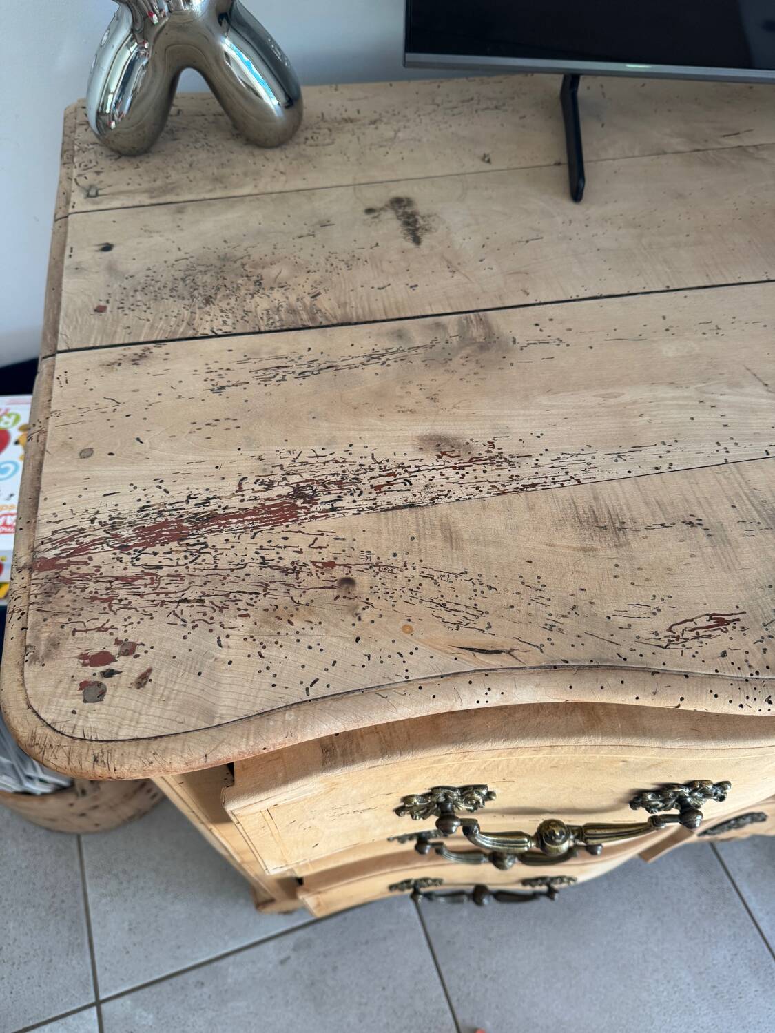 Wooden chest of drawers