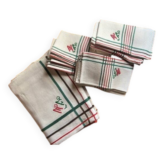 Large vintage tablecloth and napkins