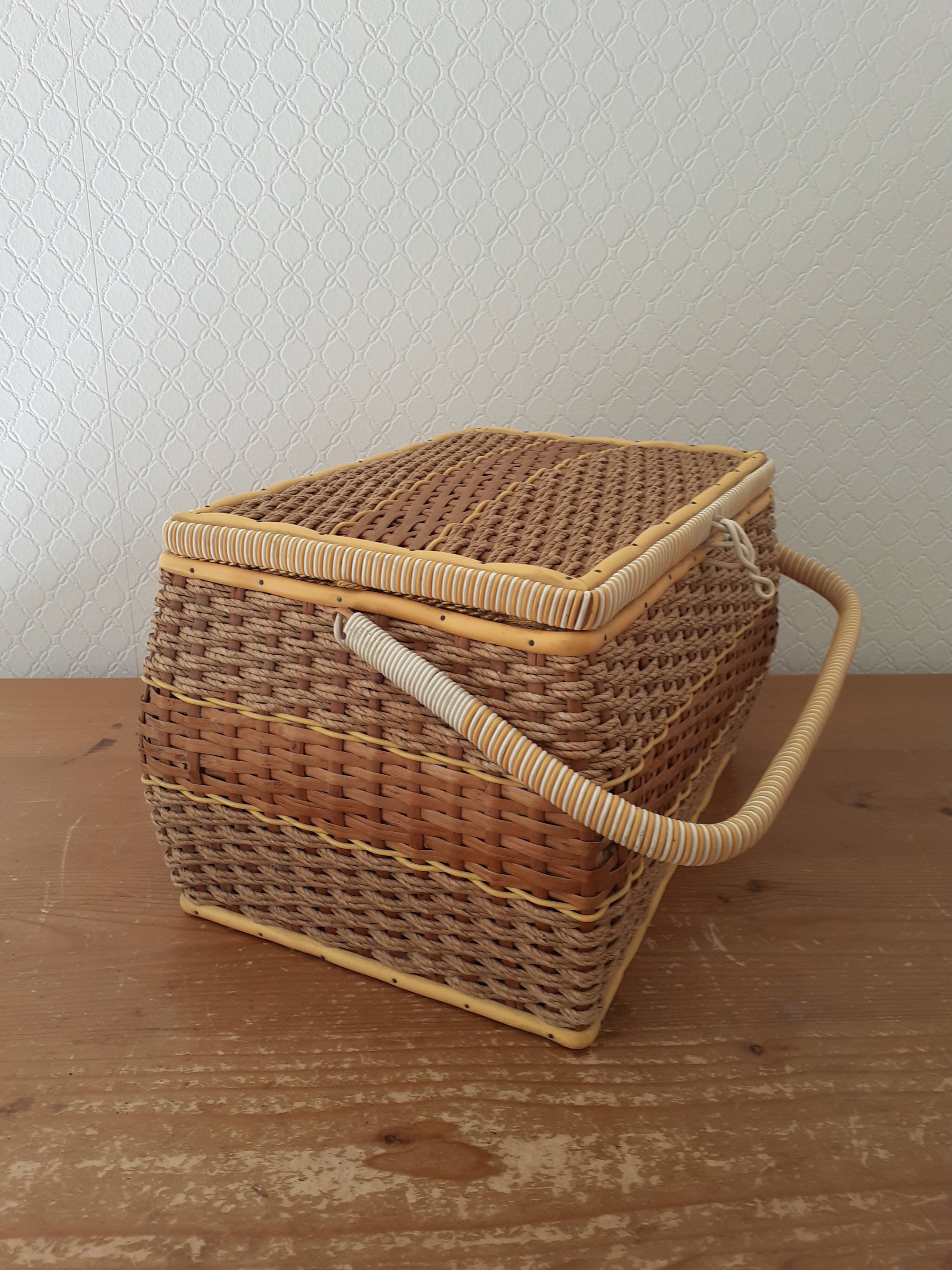 Boîte à couture en osier et scoubidou