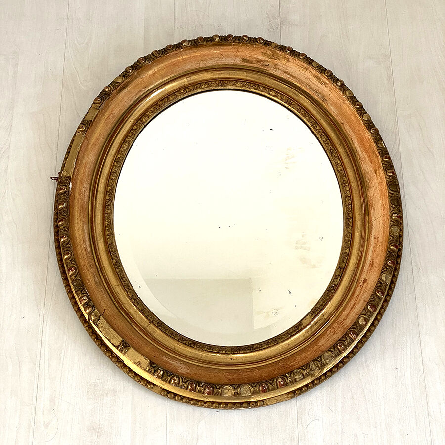 Miroir ovale en bois et stuc doré