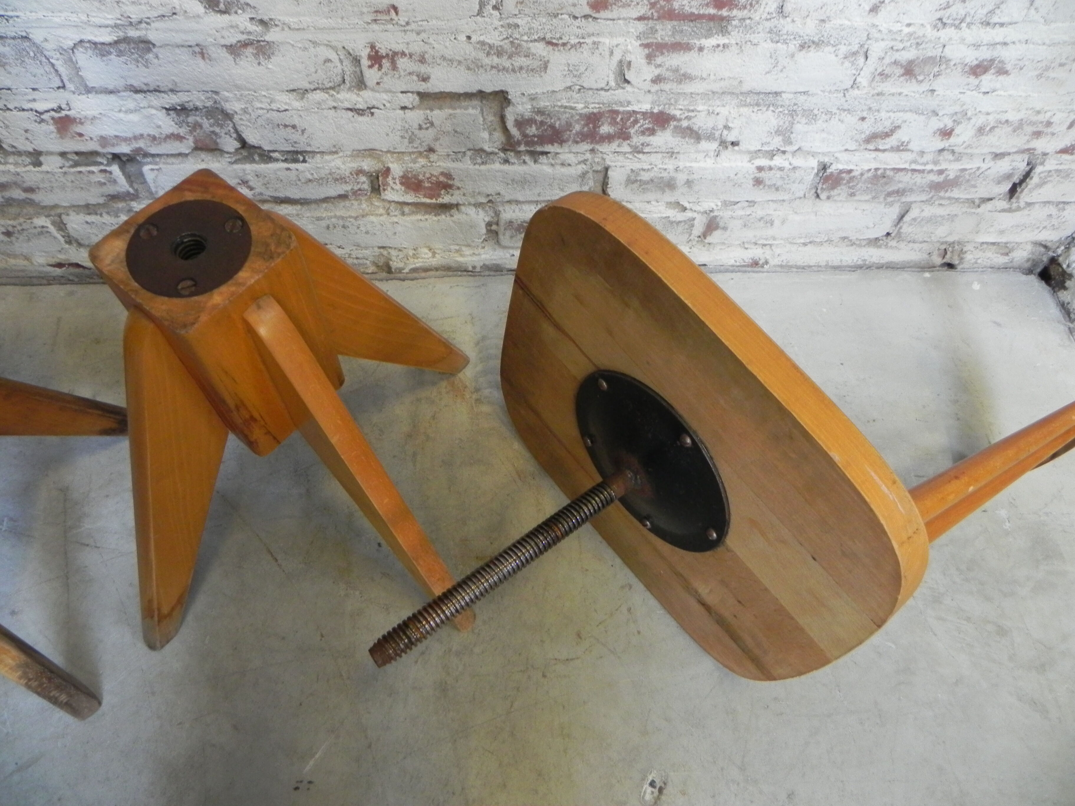 2 chaises en bois studio
