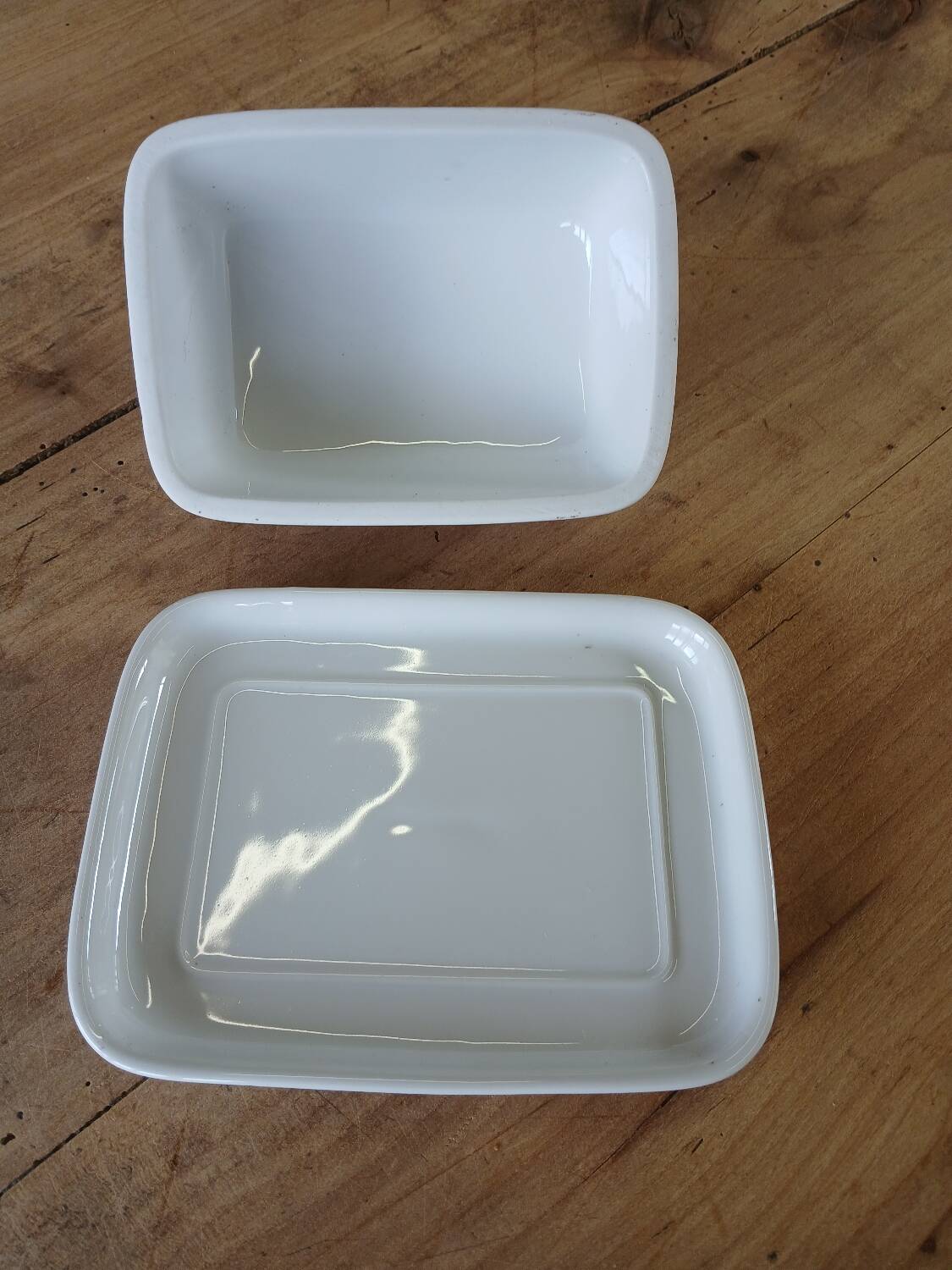 Beurrier en faïence blanche