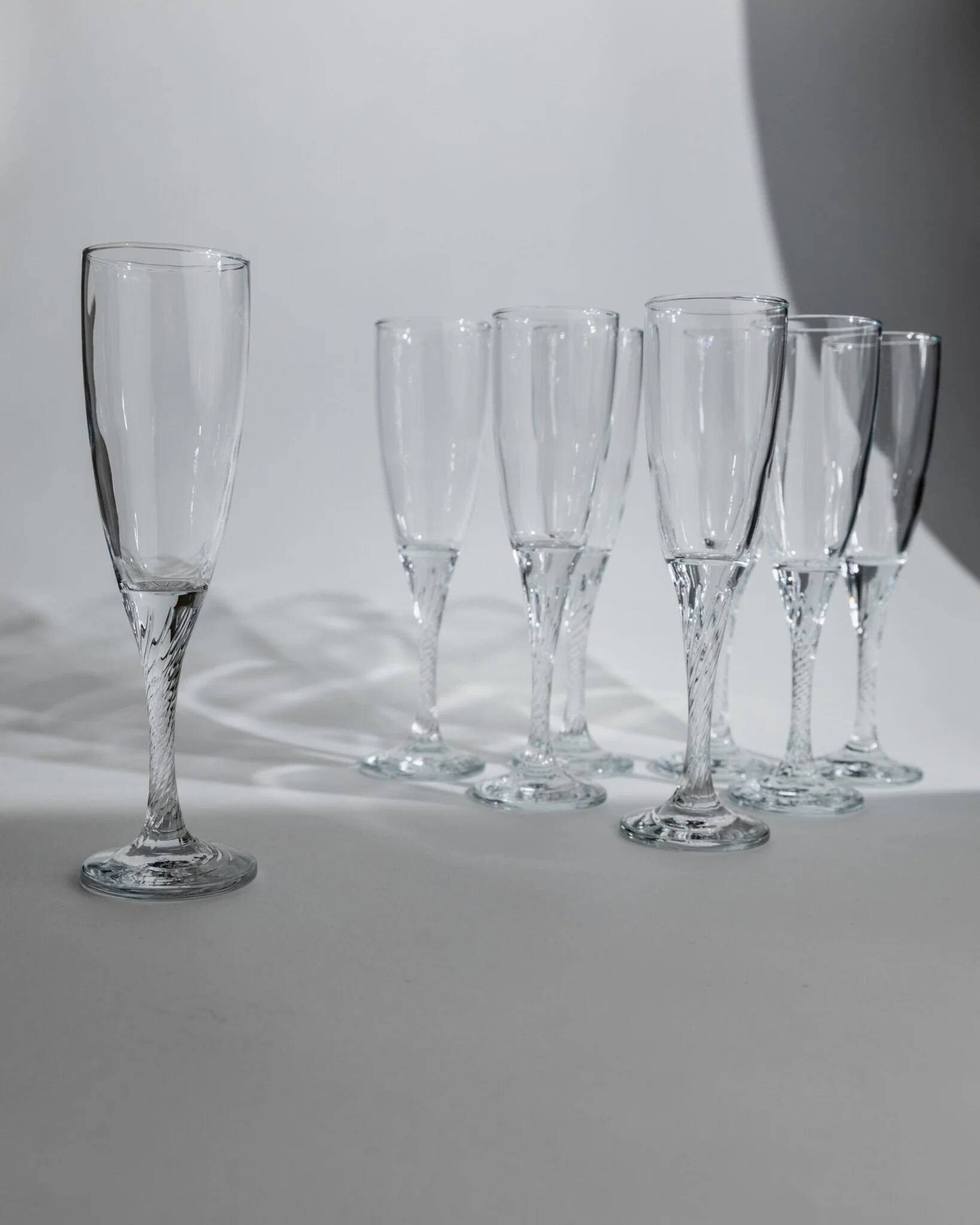 Lot of 8 vintage champagne flutes from the 1980s, transparent glass, twisted stem.