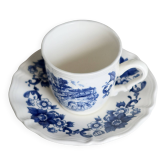Tasse et soucoupe vintage Sarreguemines en faïence blanche à décor floral bleu