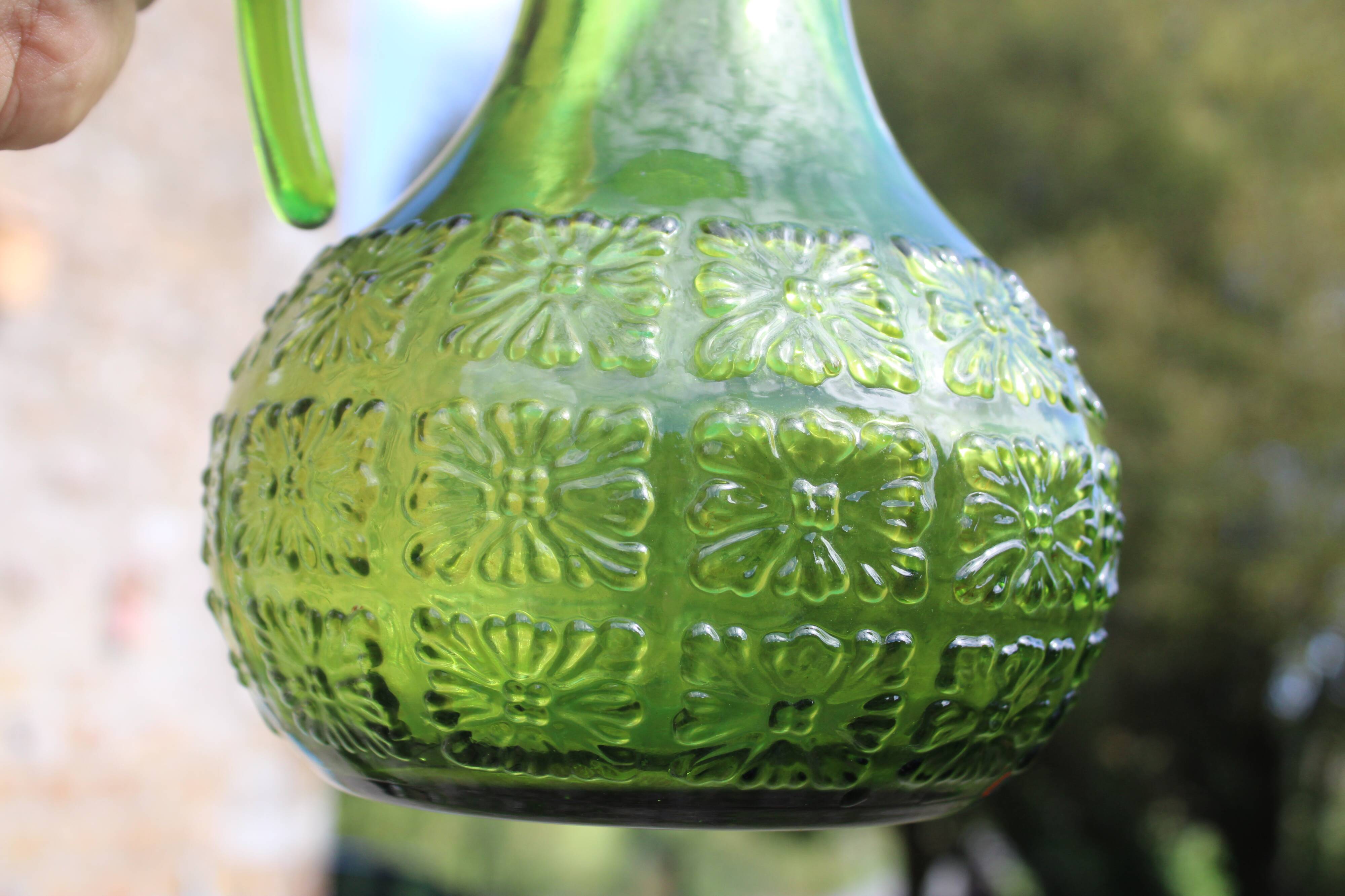 Pichet ancien vintage en verre moulé vert relief fleuri – décoration rétro