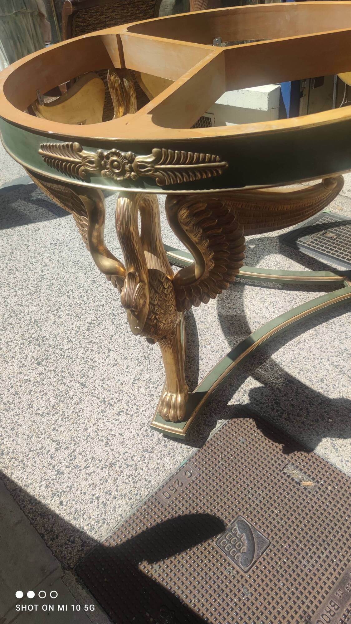 Table de milieu d'apparat en bois peint, doré et marbre carrare blanc