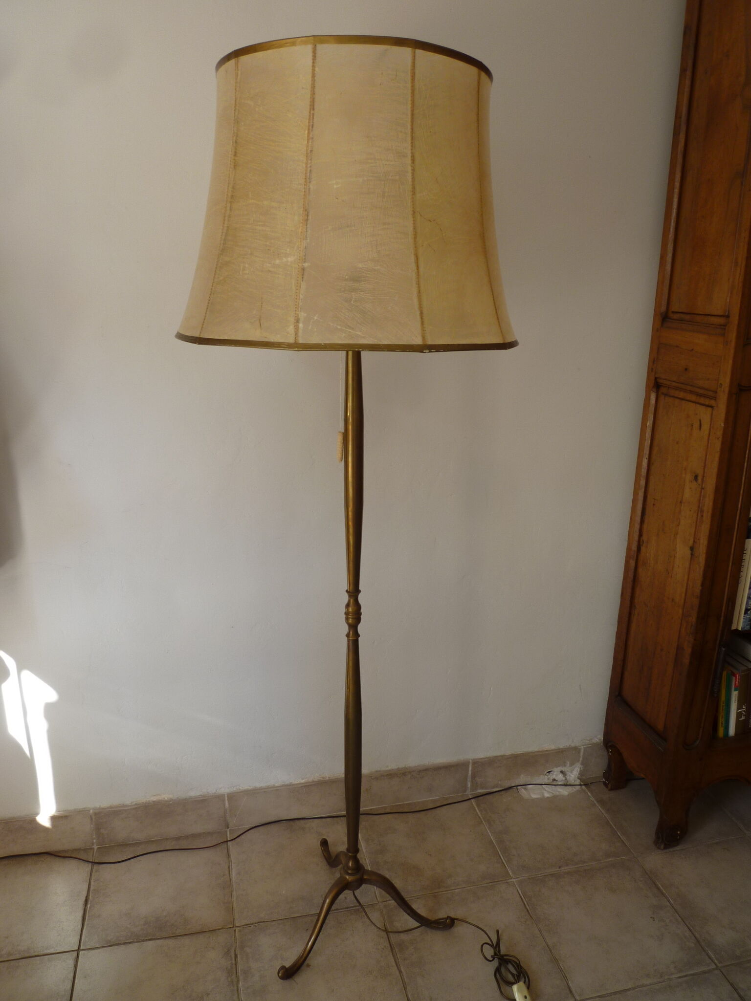 Lampadaire pied en laiton - abat jour en vessie de porc | Selency