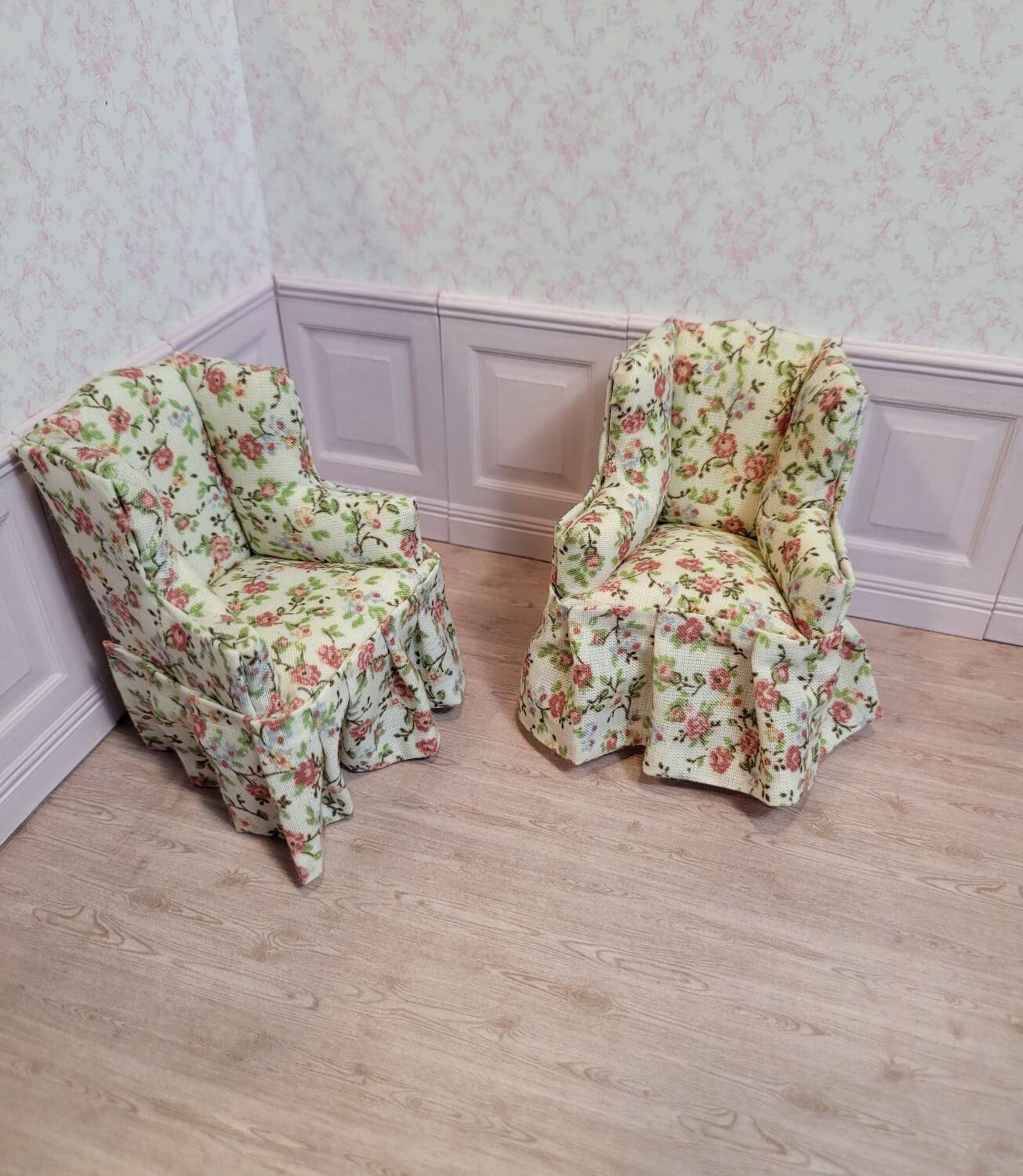 Lot d'accessoire pour maison de poupée, miniatures , Vente aux enchères