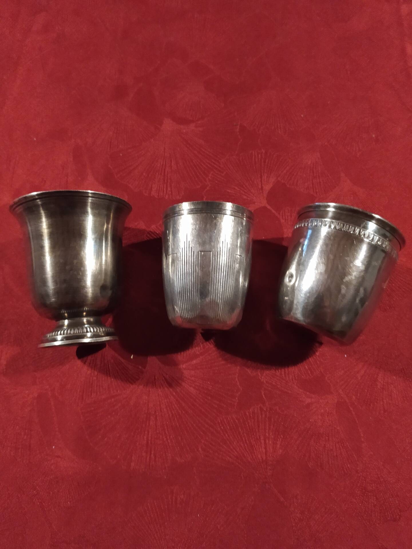 Tasses en métal argenté