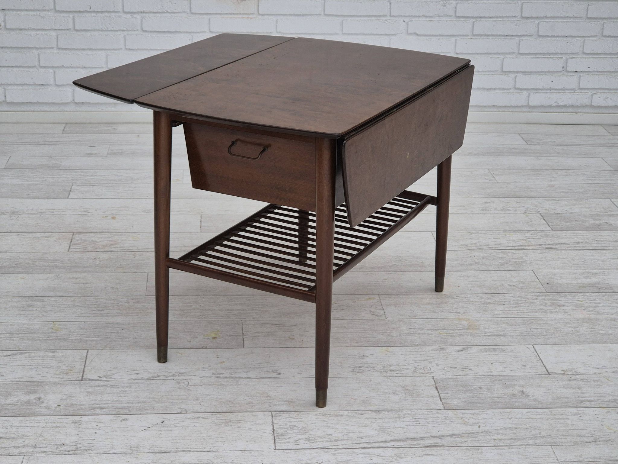 Table basse pliante danoise des années 1950 avec tiroir et étagère, état d'origine.