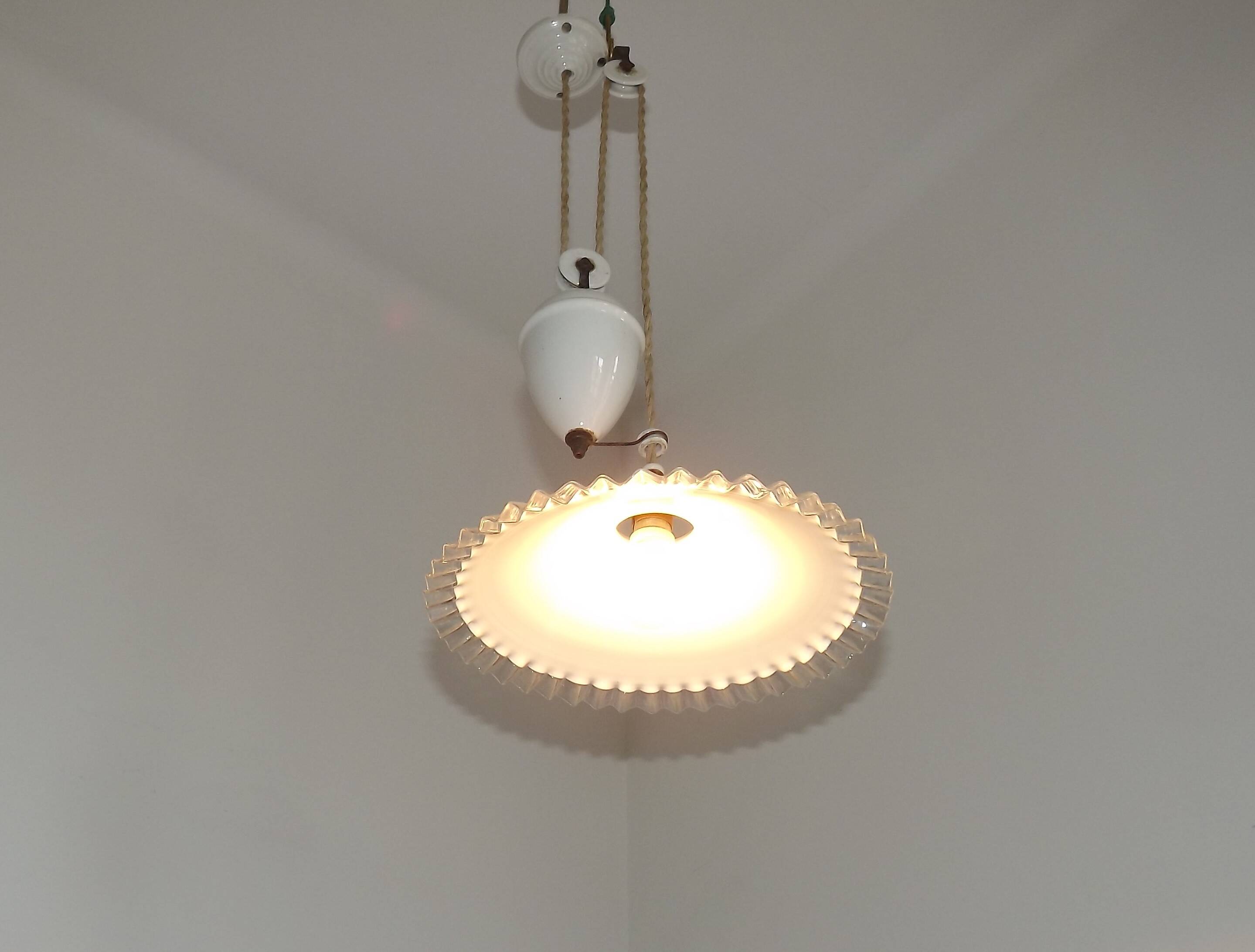 Suspension vintage français à contrepoids avec abat-jour en verre opalin