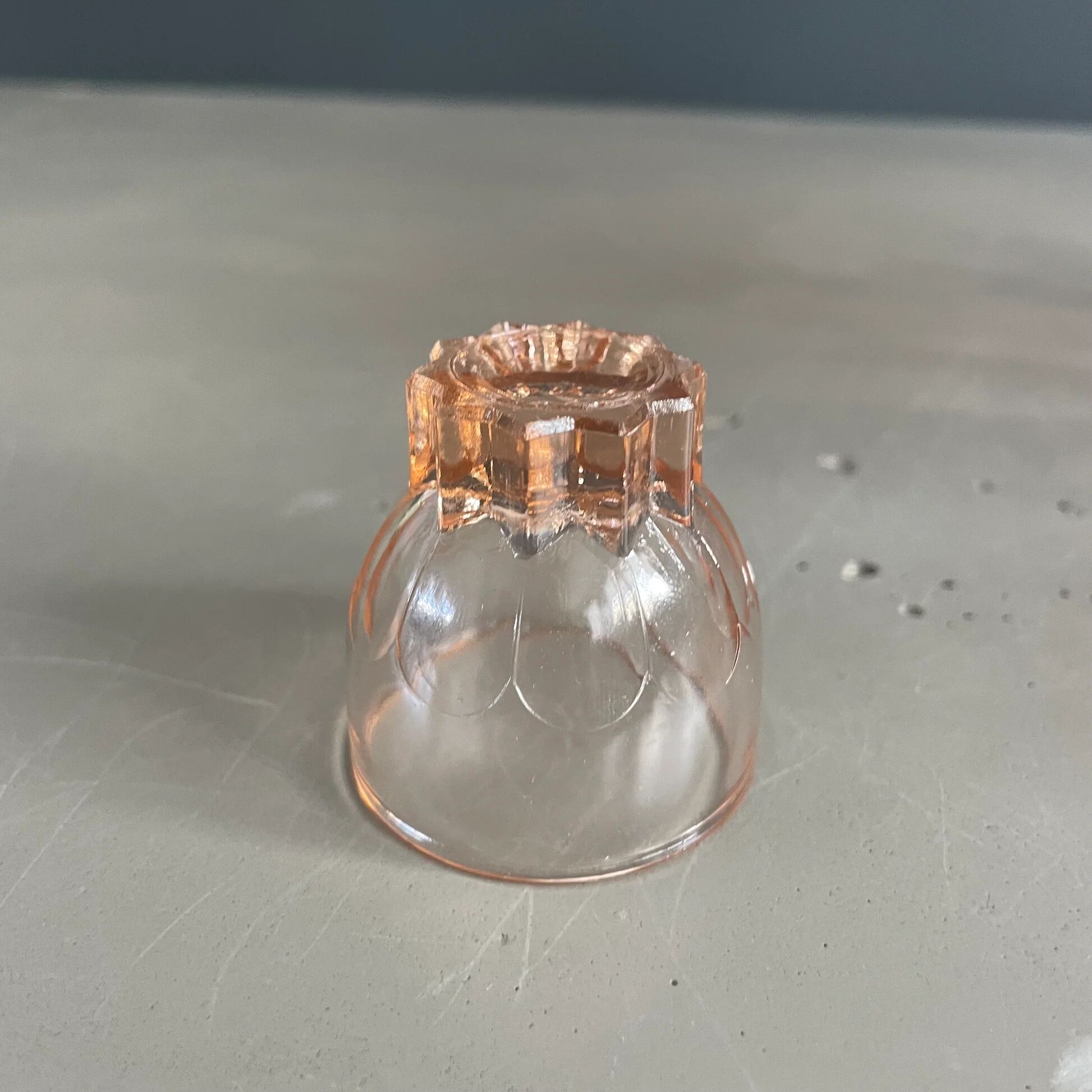 Service à liqueur en verre rosé