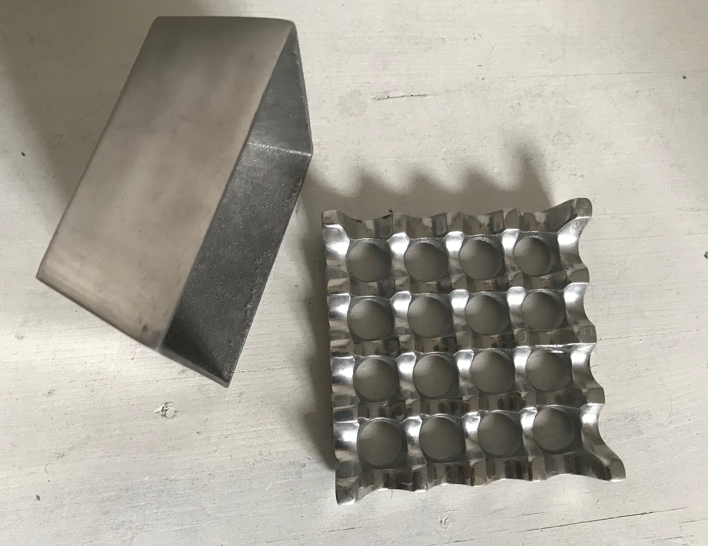 Design ashtray in cast aluminum