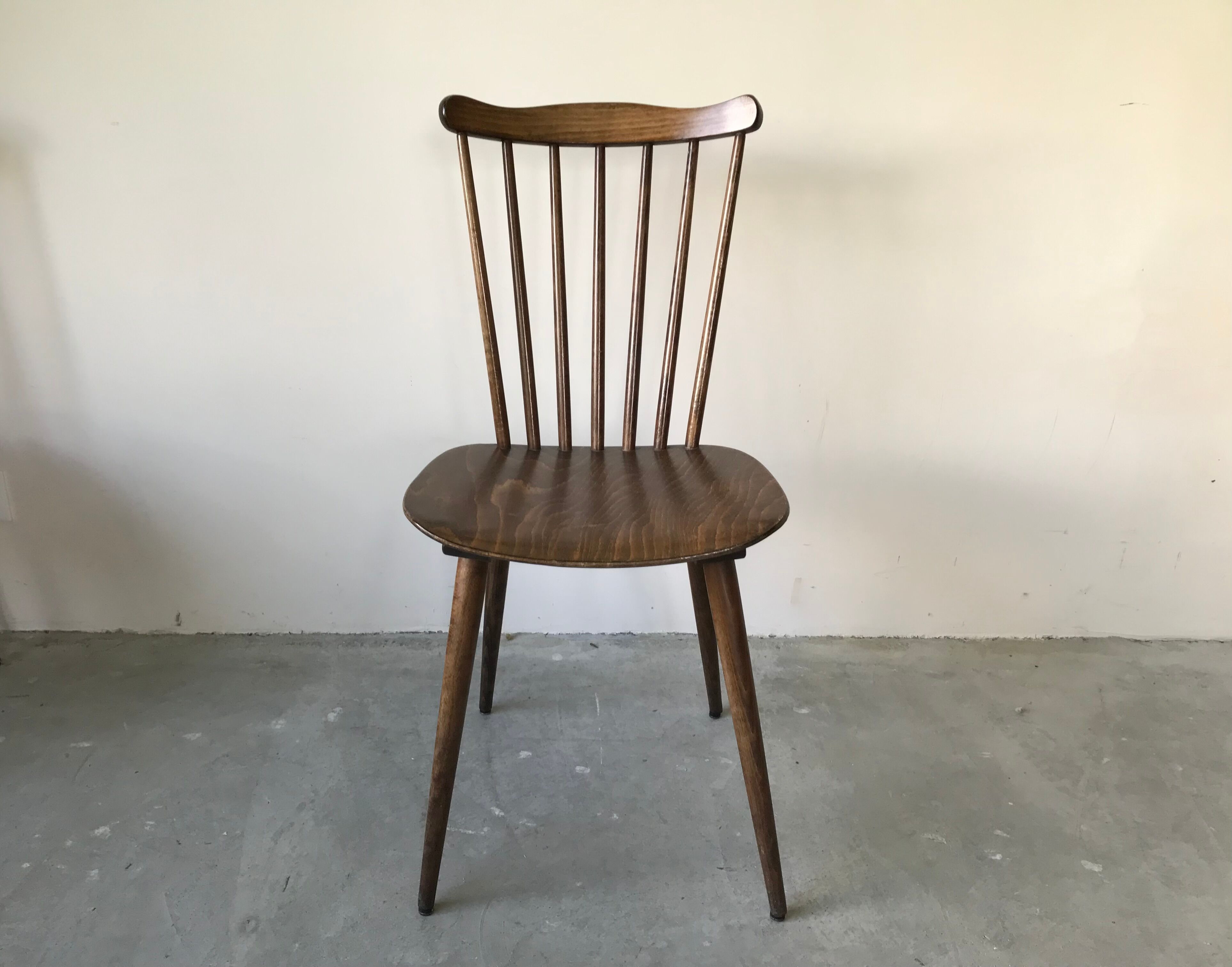 Suite de 6 chaises bistrot Menuet par Baumann, circa 1970.