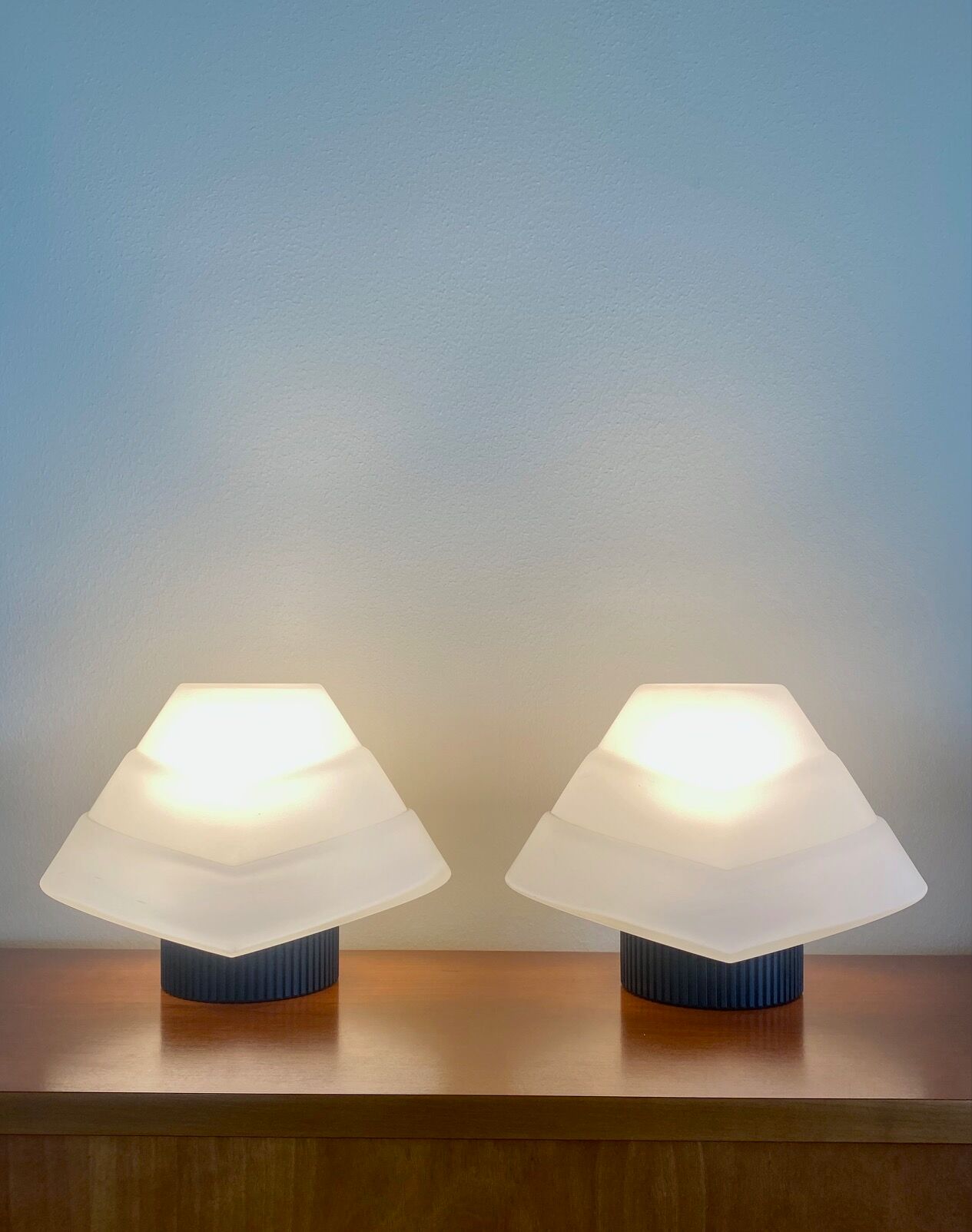 Pair of lamps in opaline glass and metal, 1980