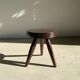 tabouret en bois massif brun assise circulaire plate