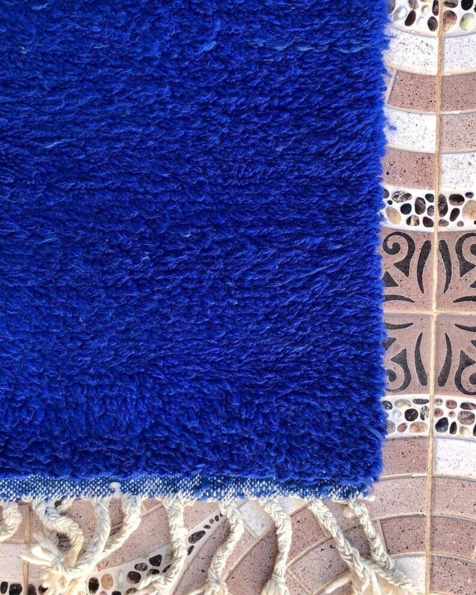 Tapis en laine pure bleu majorelle taille 150 x 250 cm