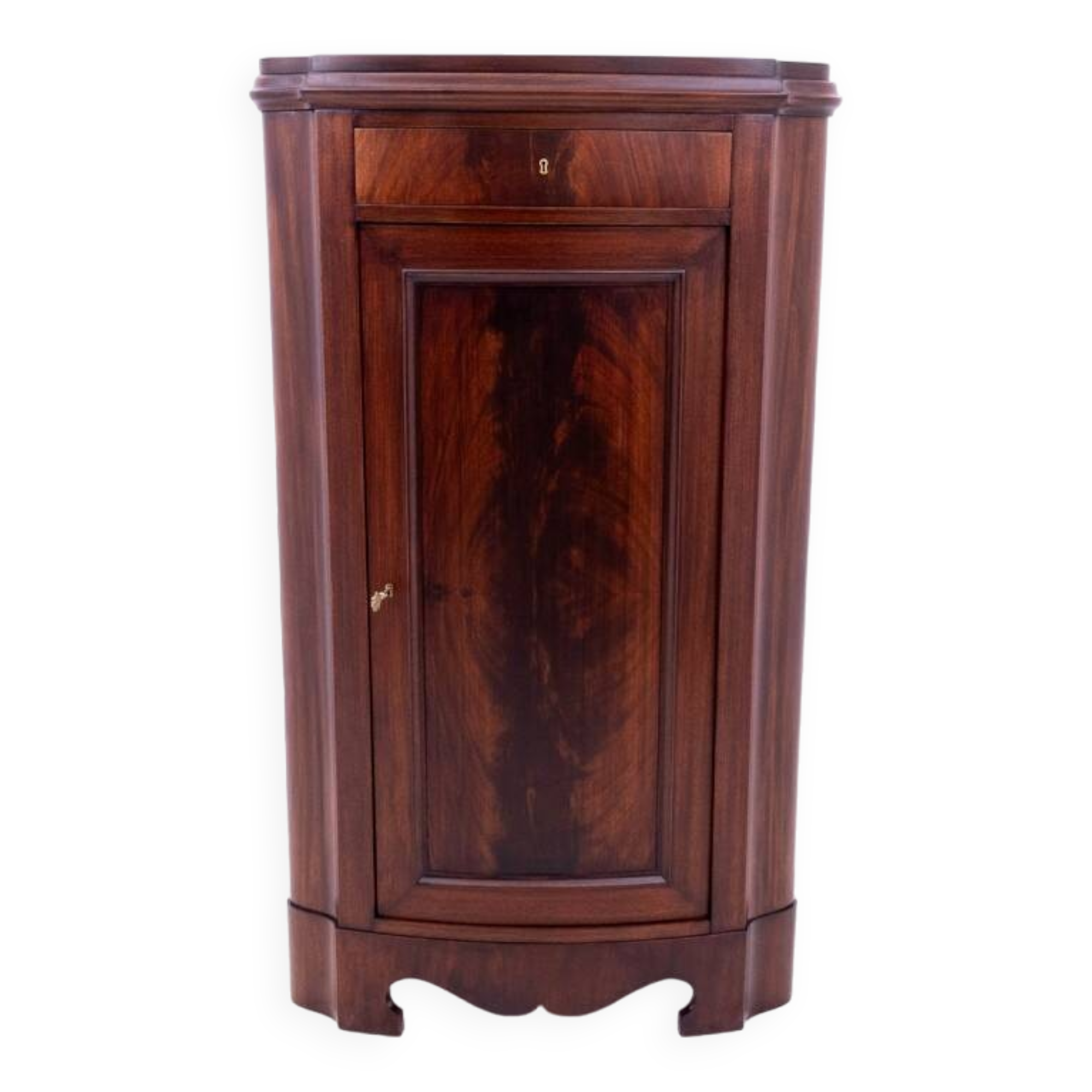 Commode d'angle en acajou, Europe du Nord, fin du XIXe siècle.
