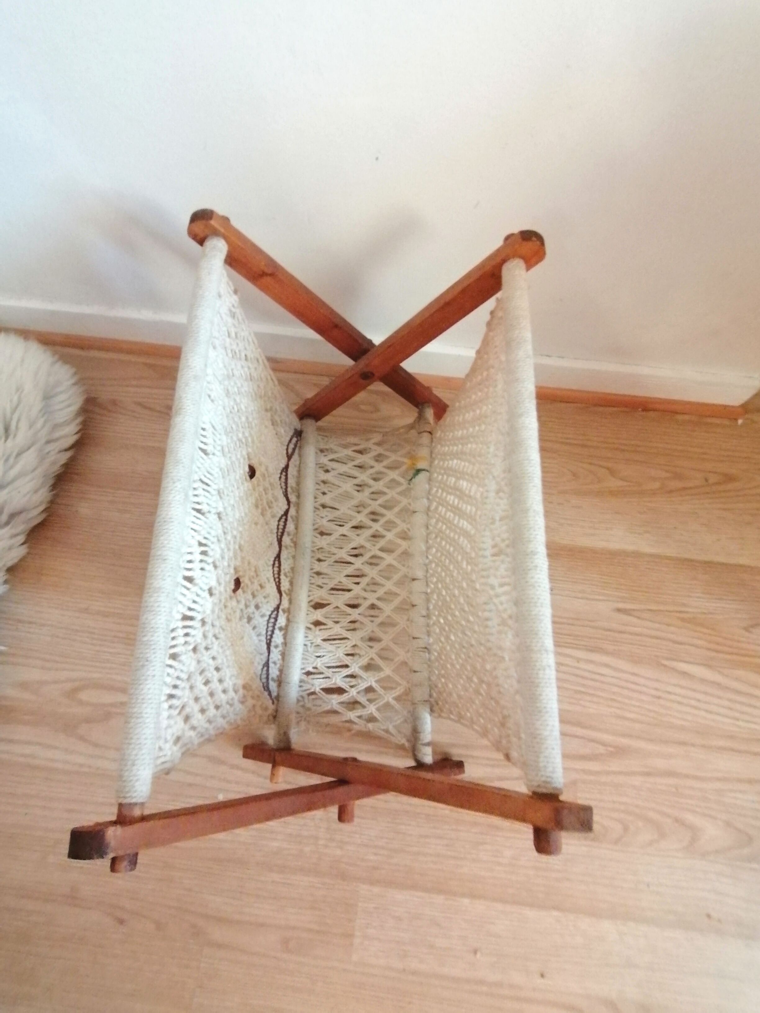 Bohemian magazine holder in macramé and pearls, 60s