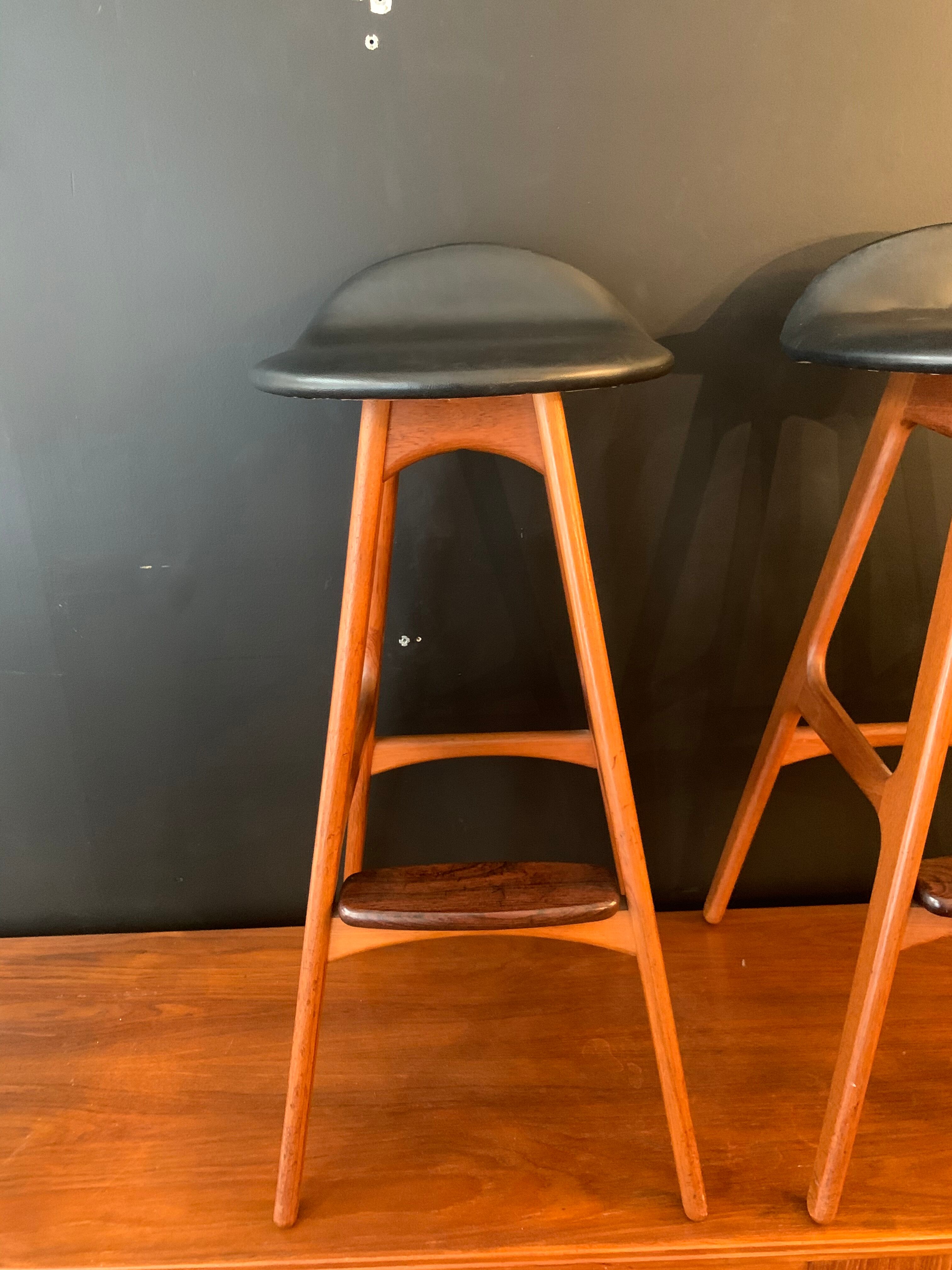 Oddense Maskinsnedkeri , Rare pair of Scandinavian stool .