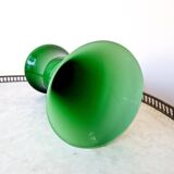 Vase sur pied vintage en verre vert