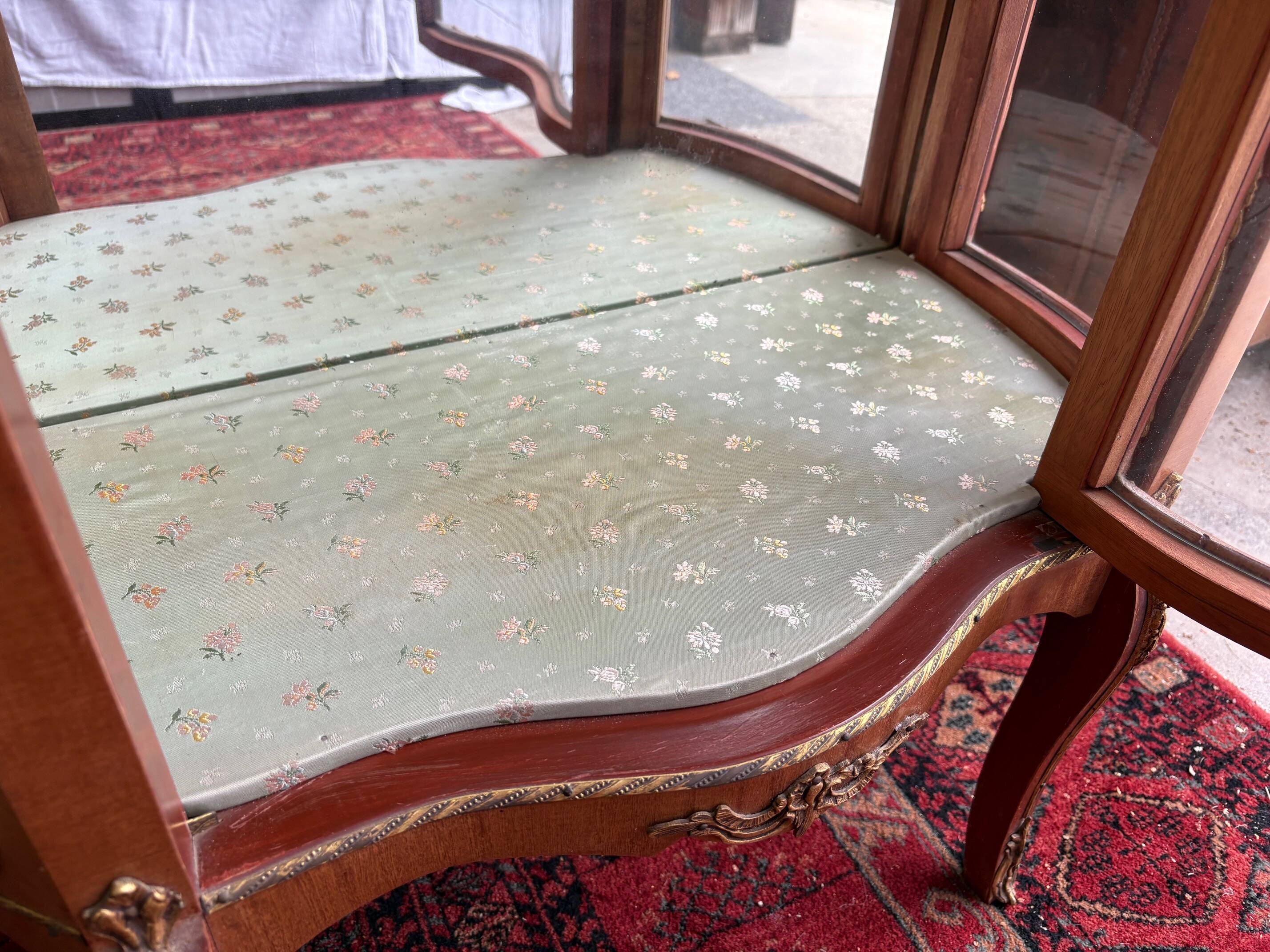 Louis XV/Transition style display cabinet in wood and gilt bronze