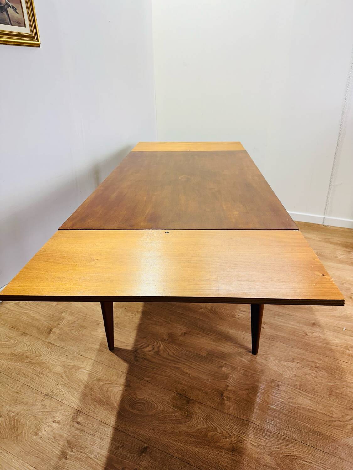 Extendable wooden table