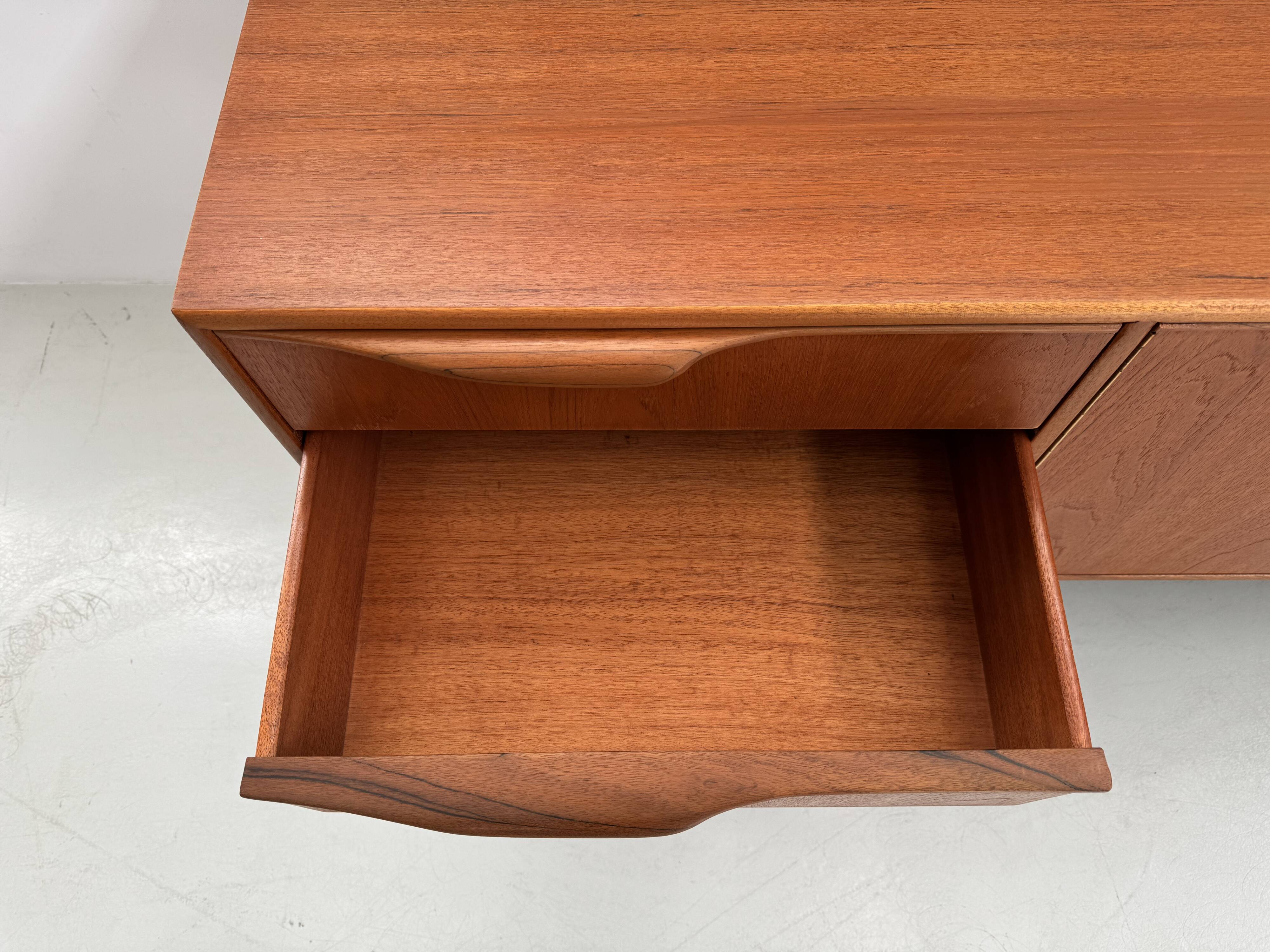 Buffet vintage par McIntosh, design de T. Robertson des années 1960.