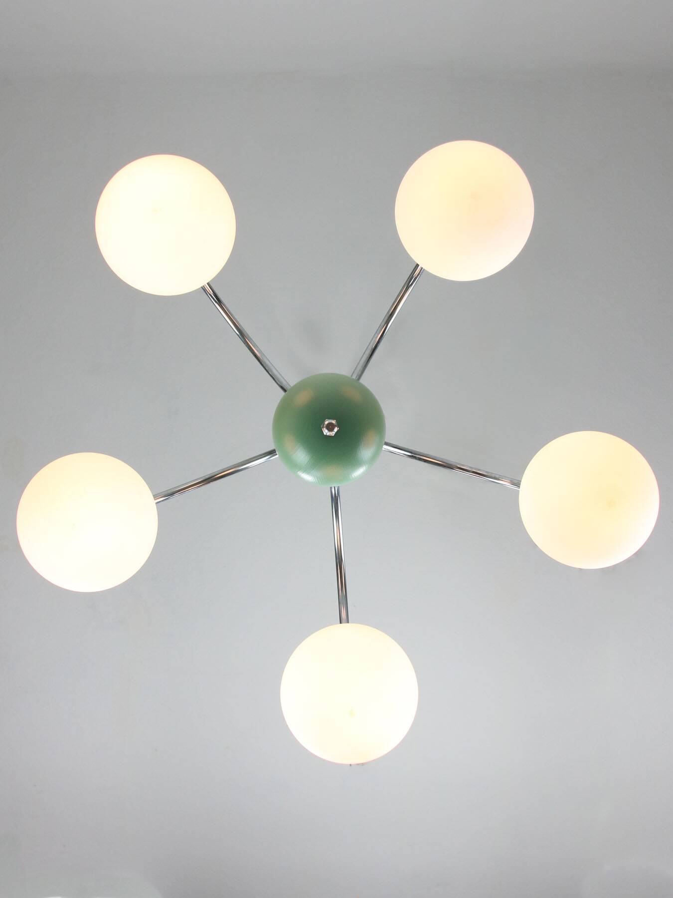 Lustre italien en chrome et opalin du milieu du siècle