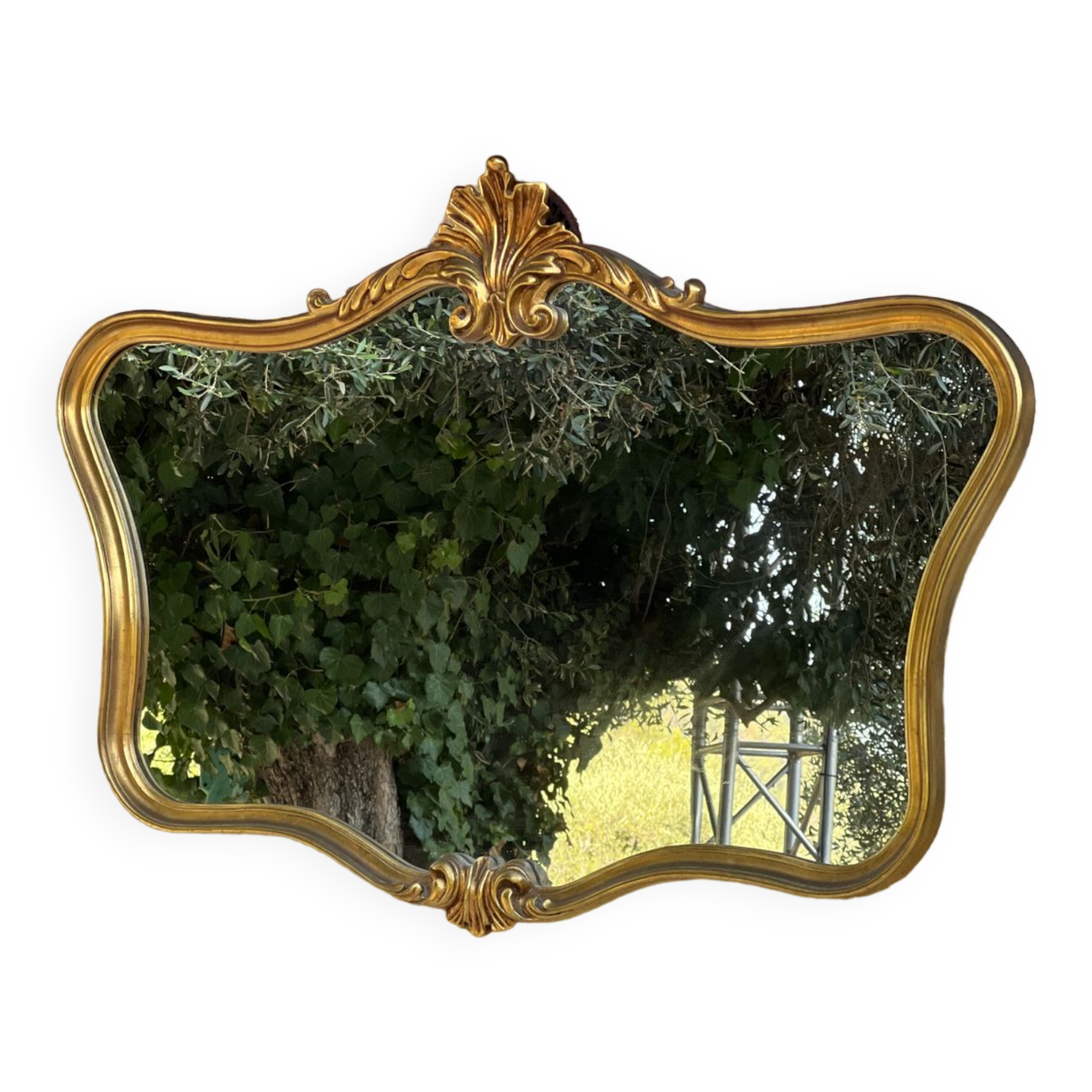Miroir en bois doré sculpté et mouluré