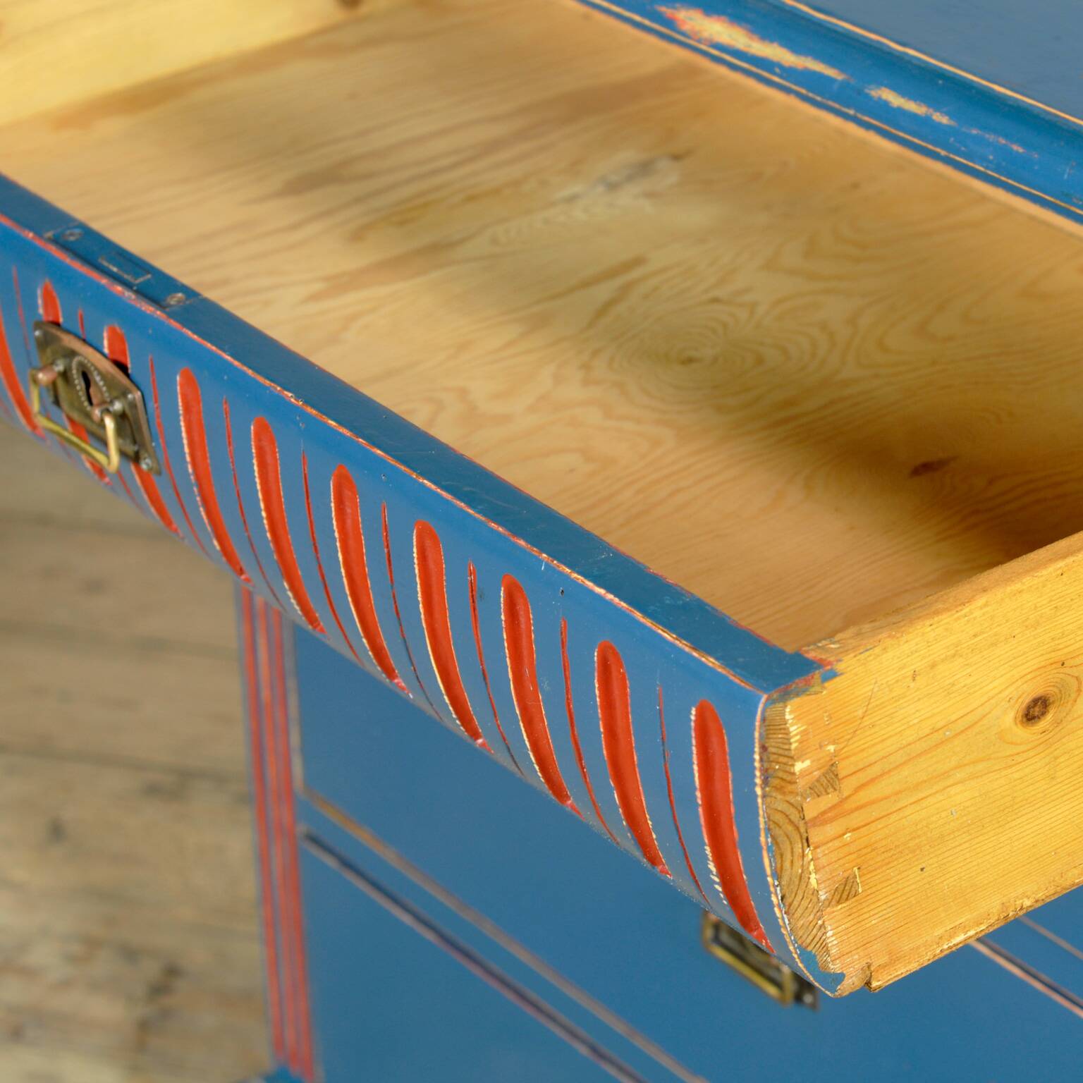 Pine chest of drawers, circa 1925
