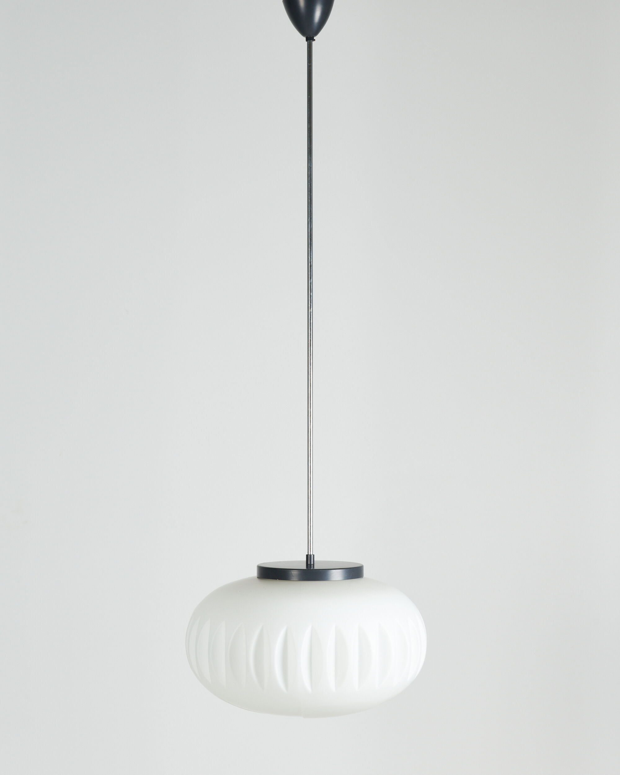 Suspension en verre opaline par Napako années 60