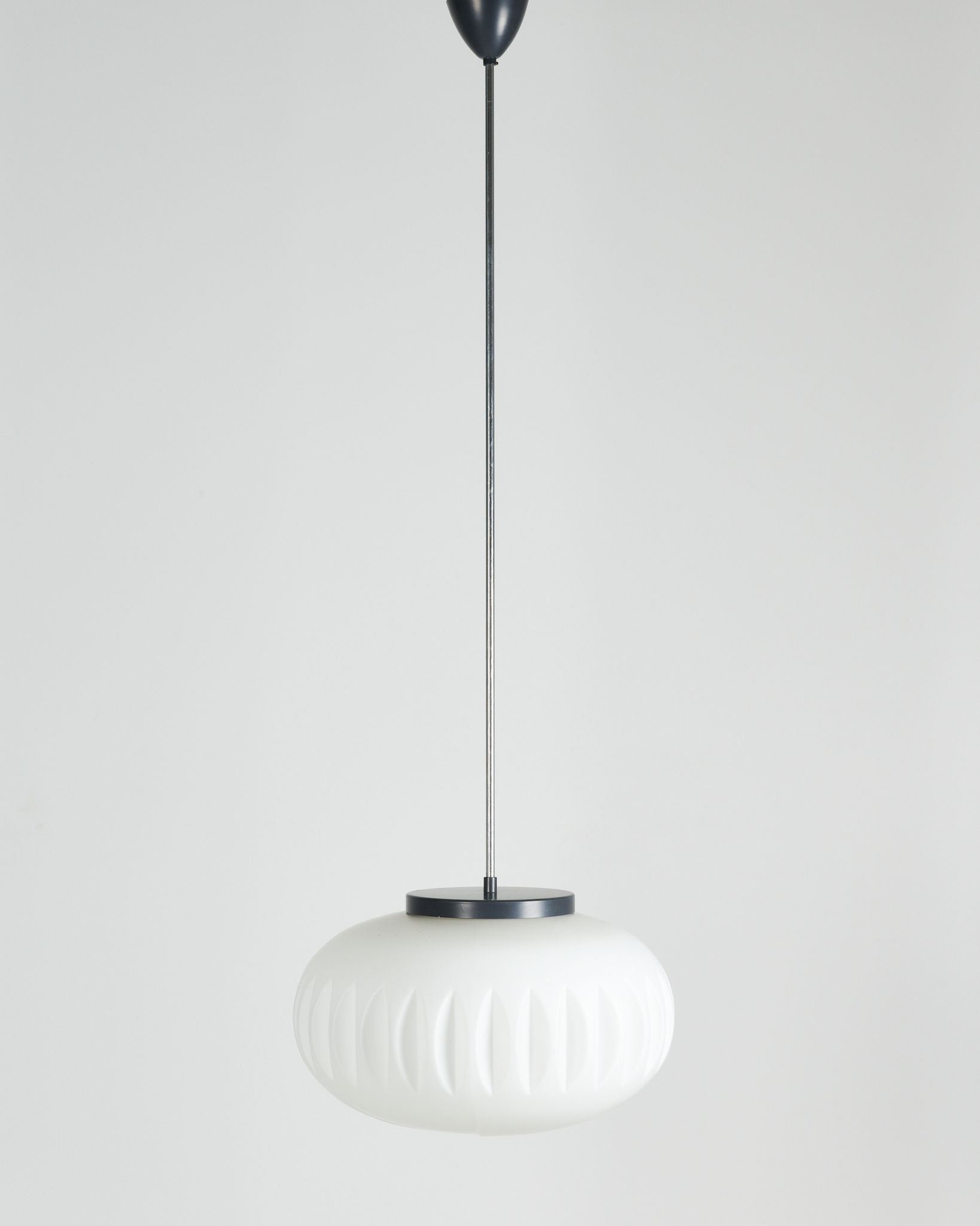 Suspension en verre opaline par Napako années 60