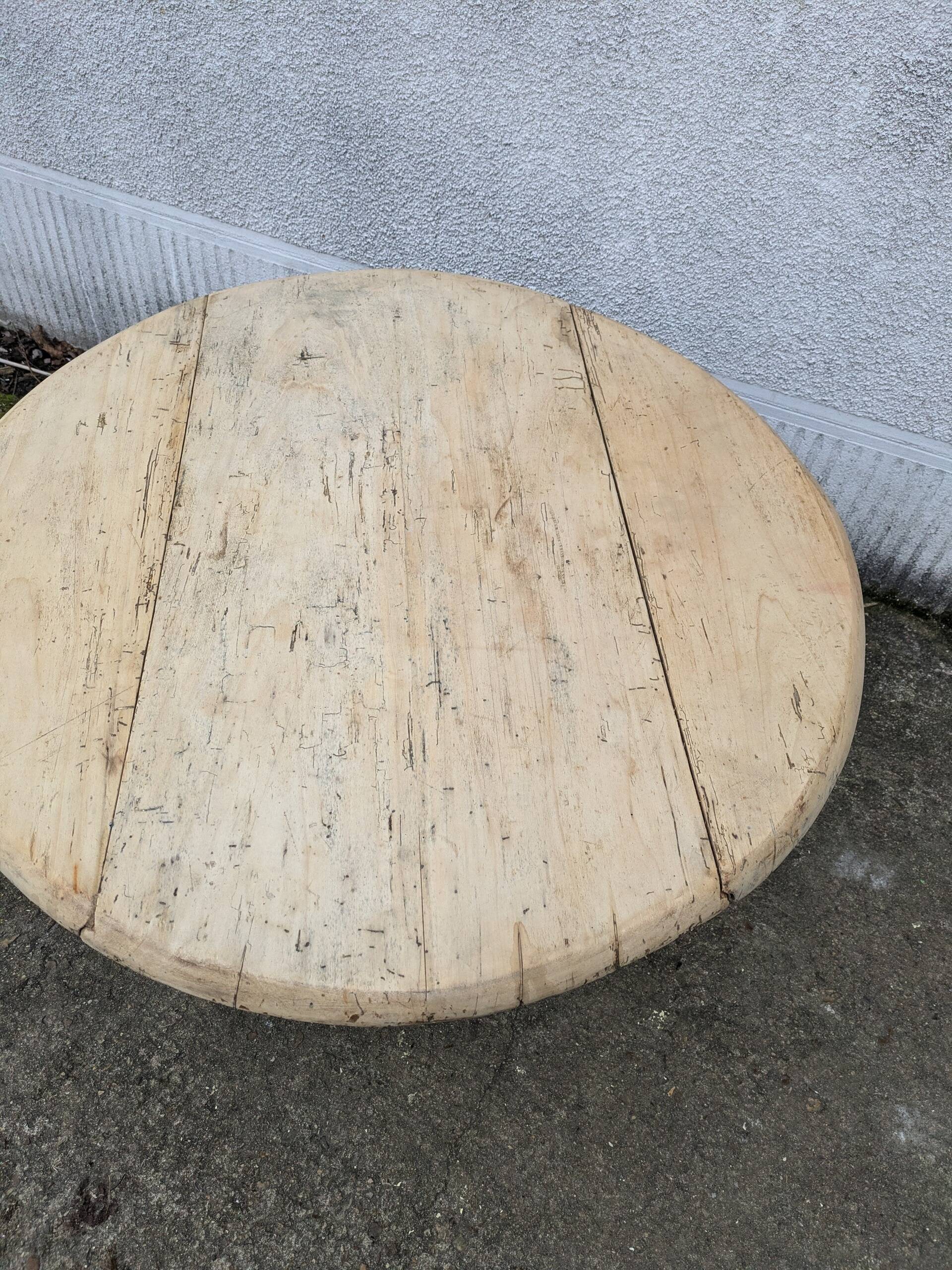 Round coffee table