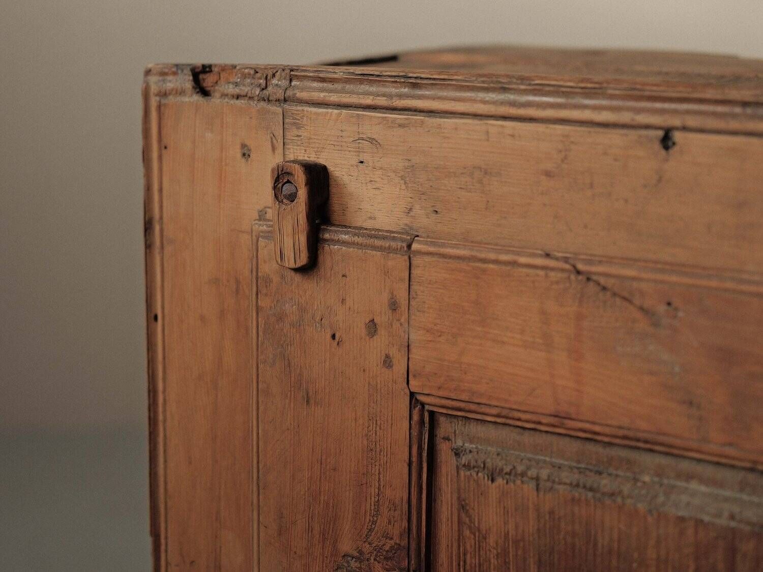 Alpine furniture in solid larch – Folk art – Savoy, 19th century